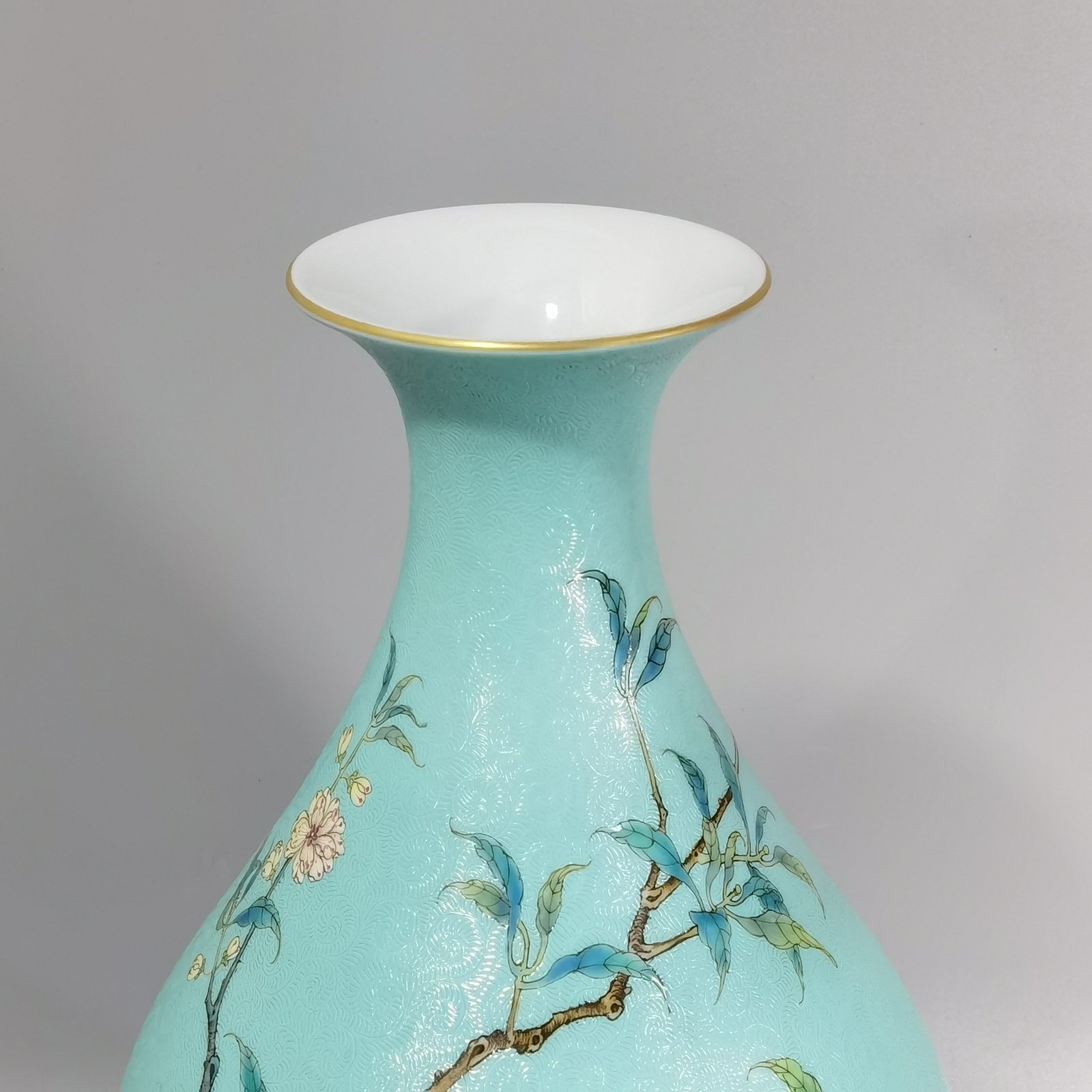 Qing Dynasty Yongzheng Greenland pastel eight peach olive vase
