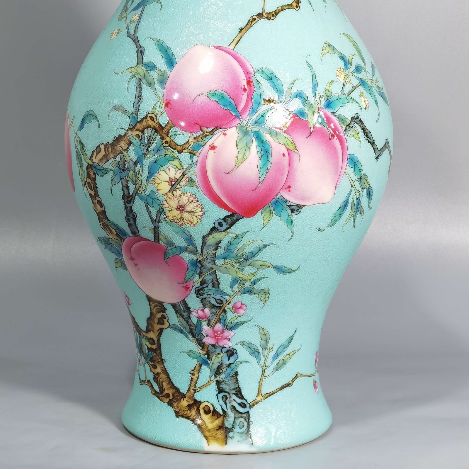 Qing Dynasty Yongzheng Greenland pastel eight peach olive vase