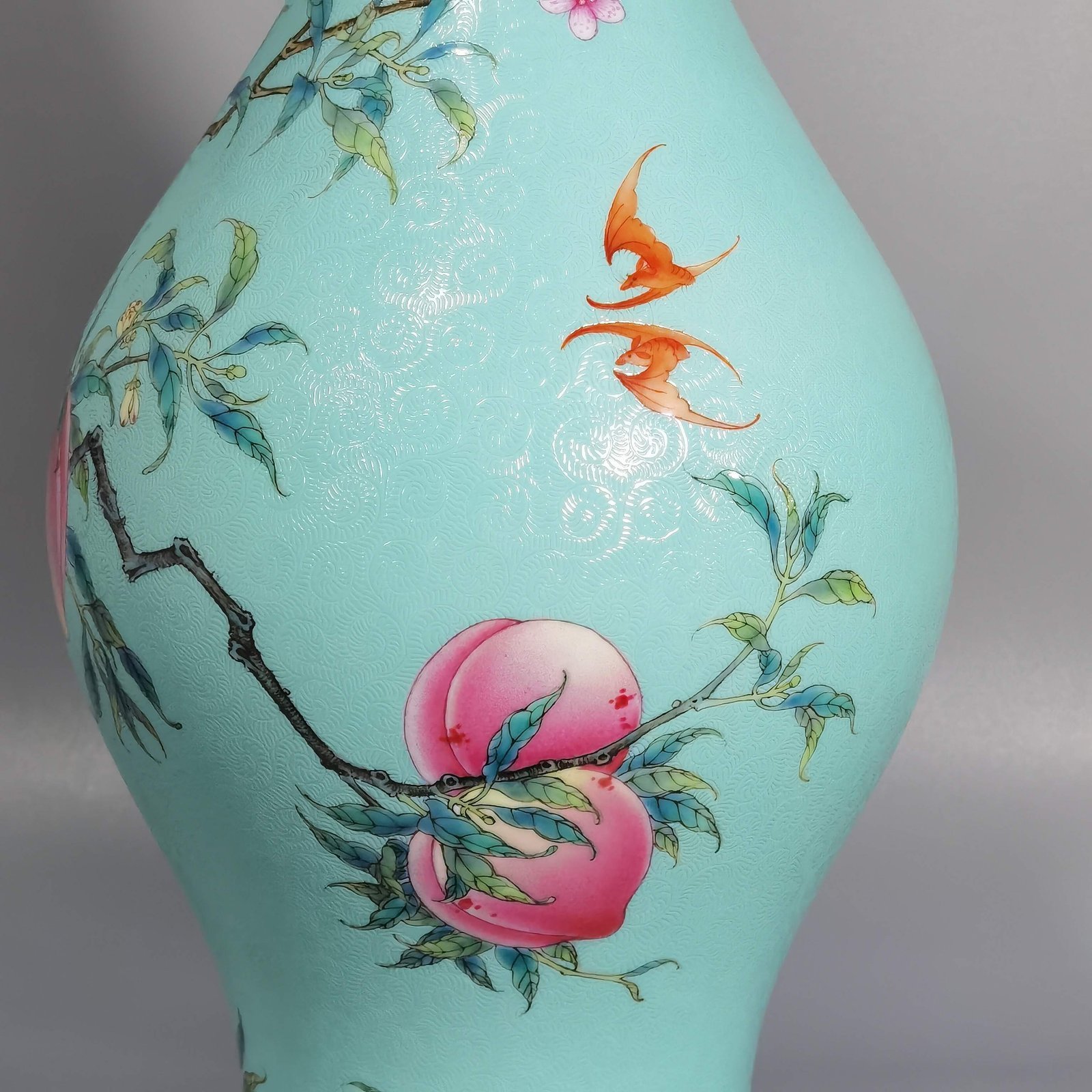 Qing Dynasty Yongzheng Greenland pastel eight peach olive vase