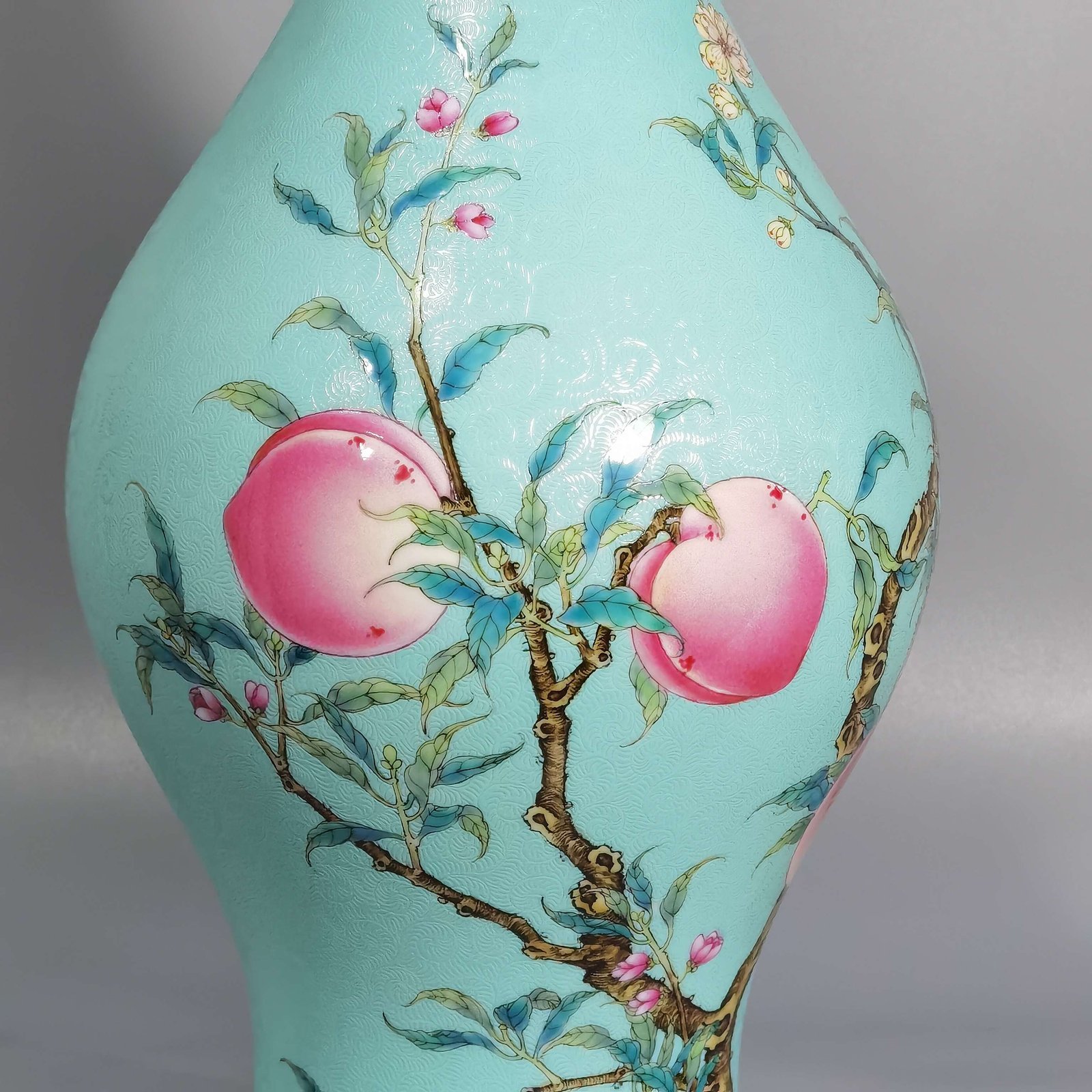 Qing Dynasty Yongzheng Greenland pastel eight peach olive vase