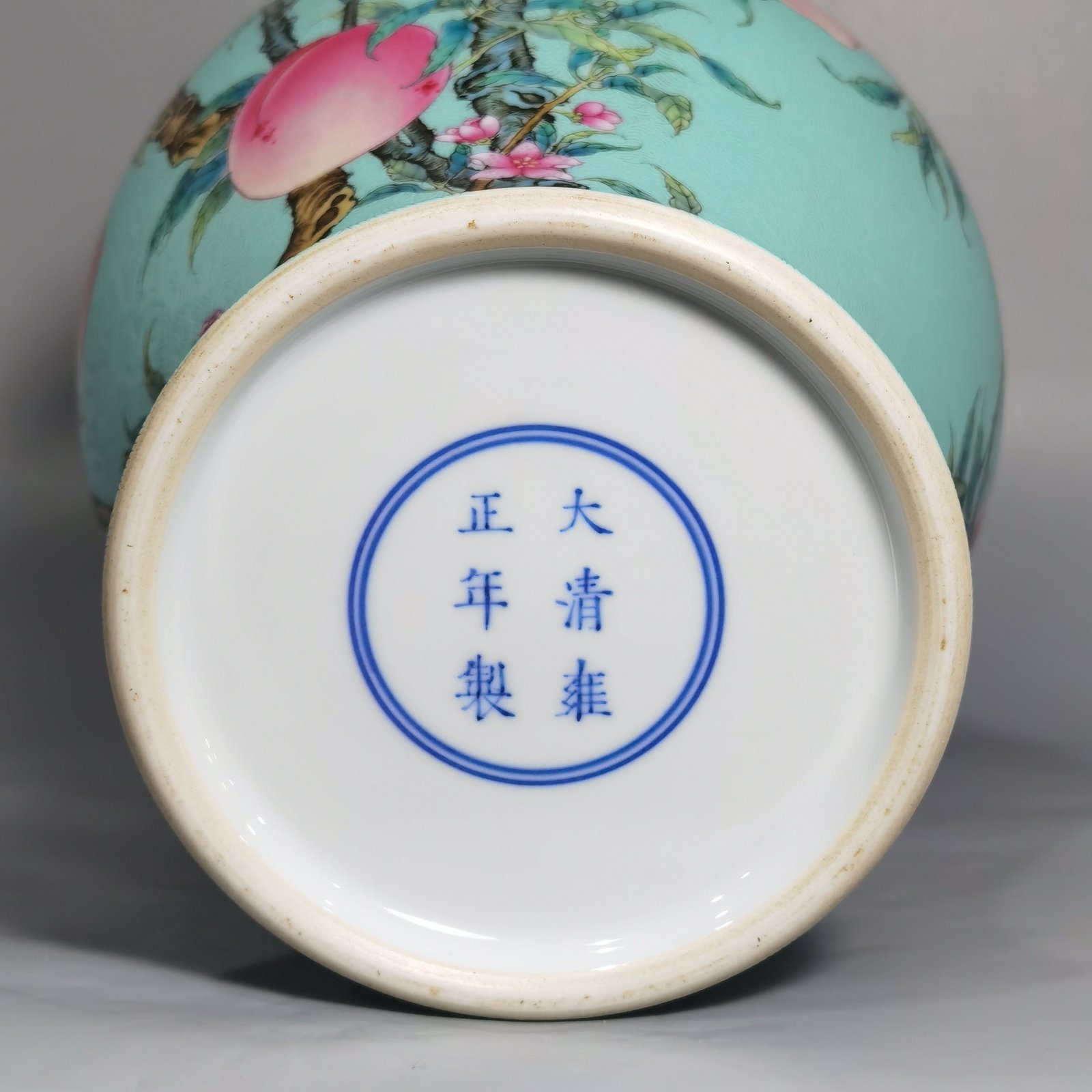 Qing Dynasty Yongzheng Greenland pastel eight peach olive vase