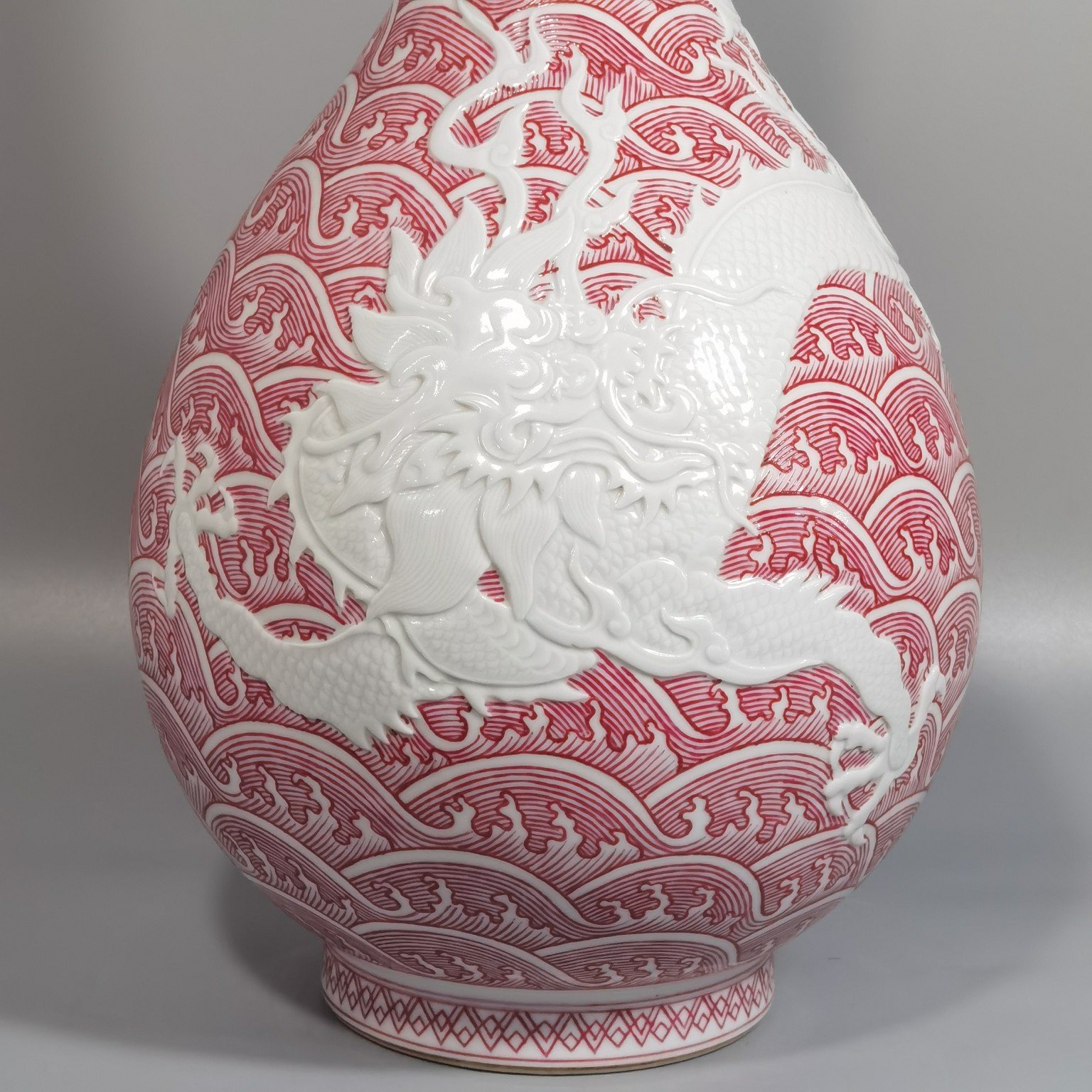 Qing Dynasty Yongzheng Carmine Red Ground Sea Water Dragon Pattern Bile Vase