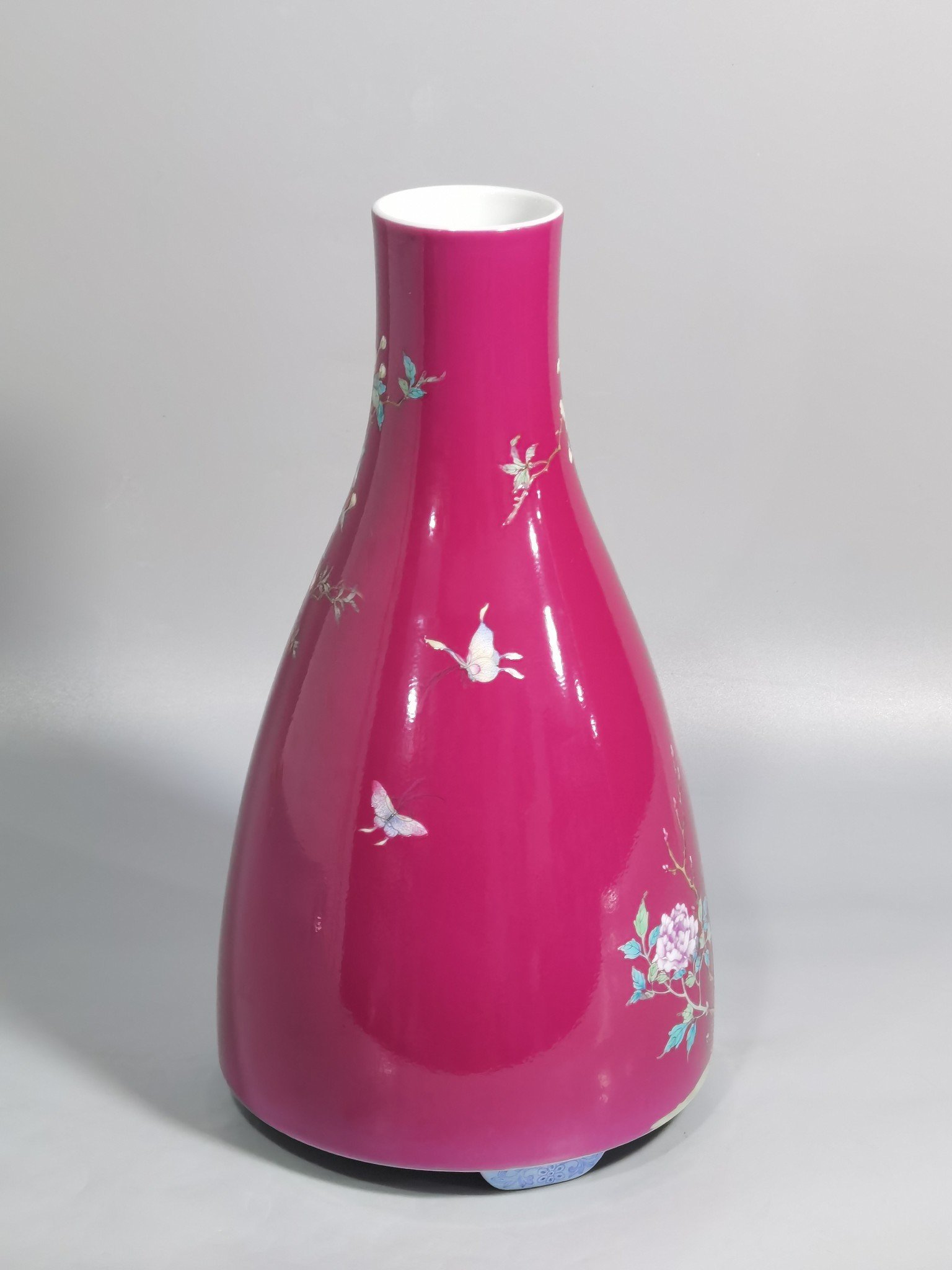 Qing Dynasty Yongzheng rouge ground pastel flowers birds peonies three-legged flower arrangement