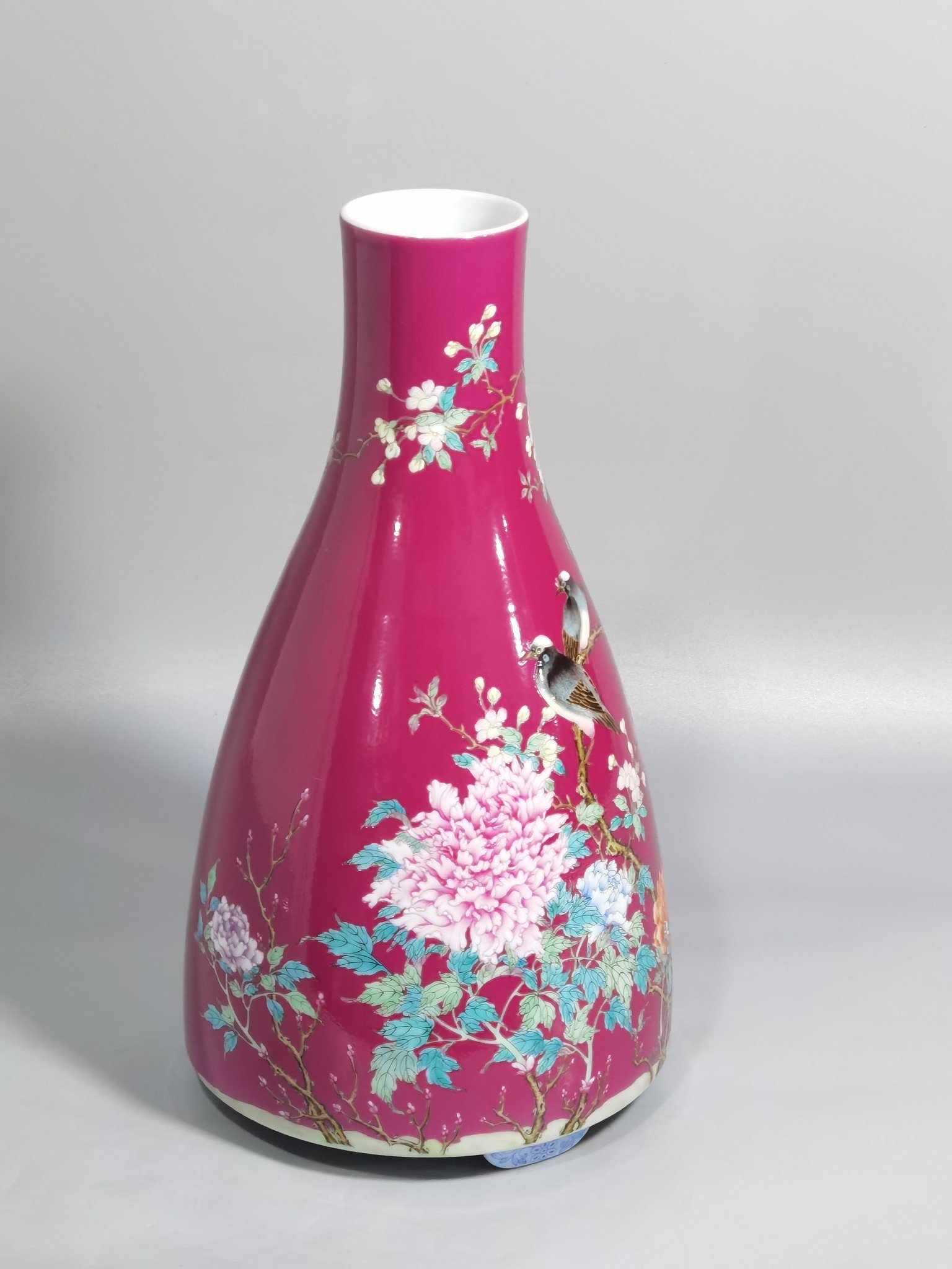 Qing Dynasty Yongzheng rouge ground pastel flowers birds peonies three-legged flower arrangement