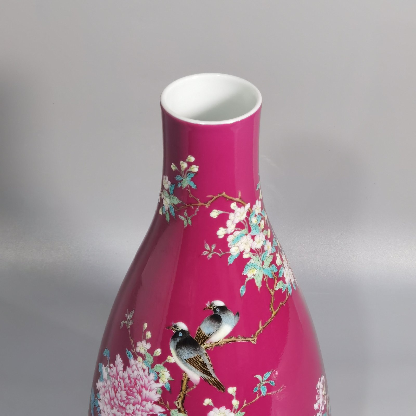 Qing Dynasty Yongzheng rouge ground pastel flowers birds peonies three-legged flower arrangement