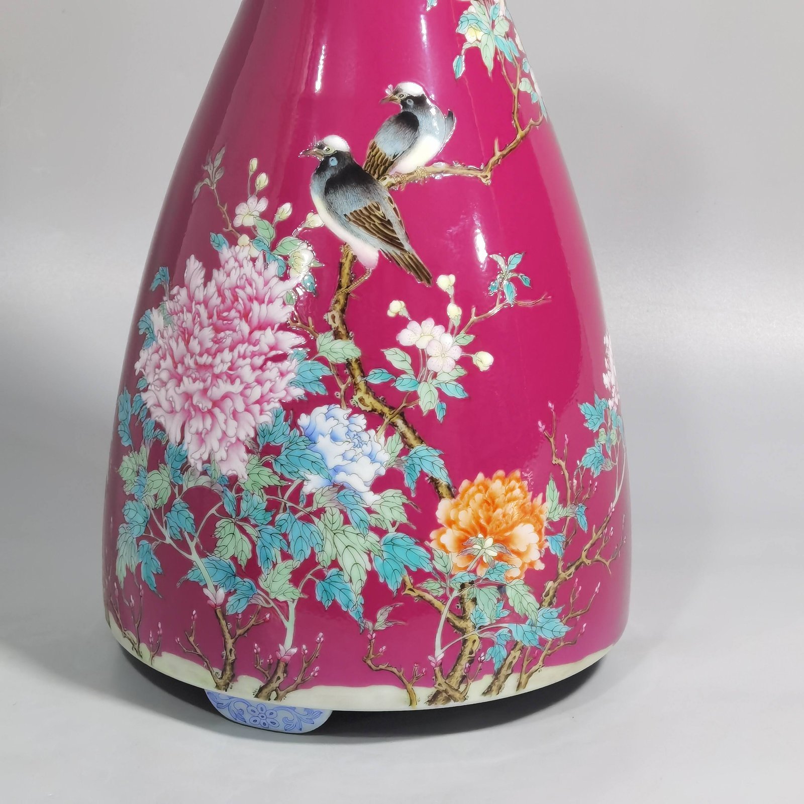 Qing Dynasty Yongzheng rouge ground pastel flowers birds peonies three-legged flower arrangement