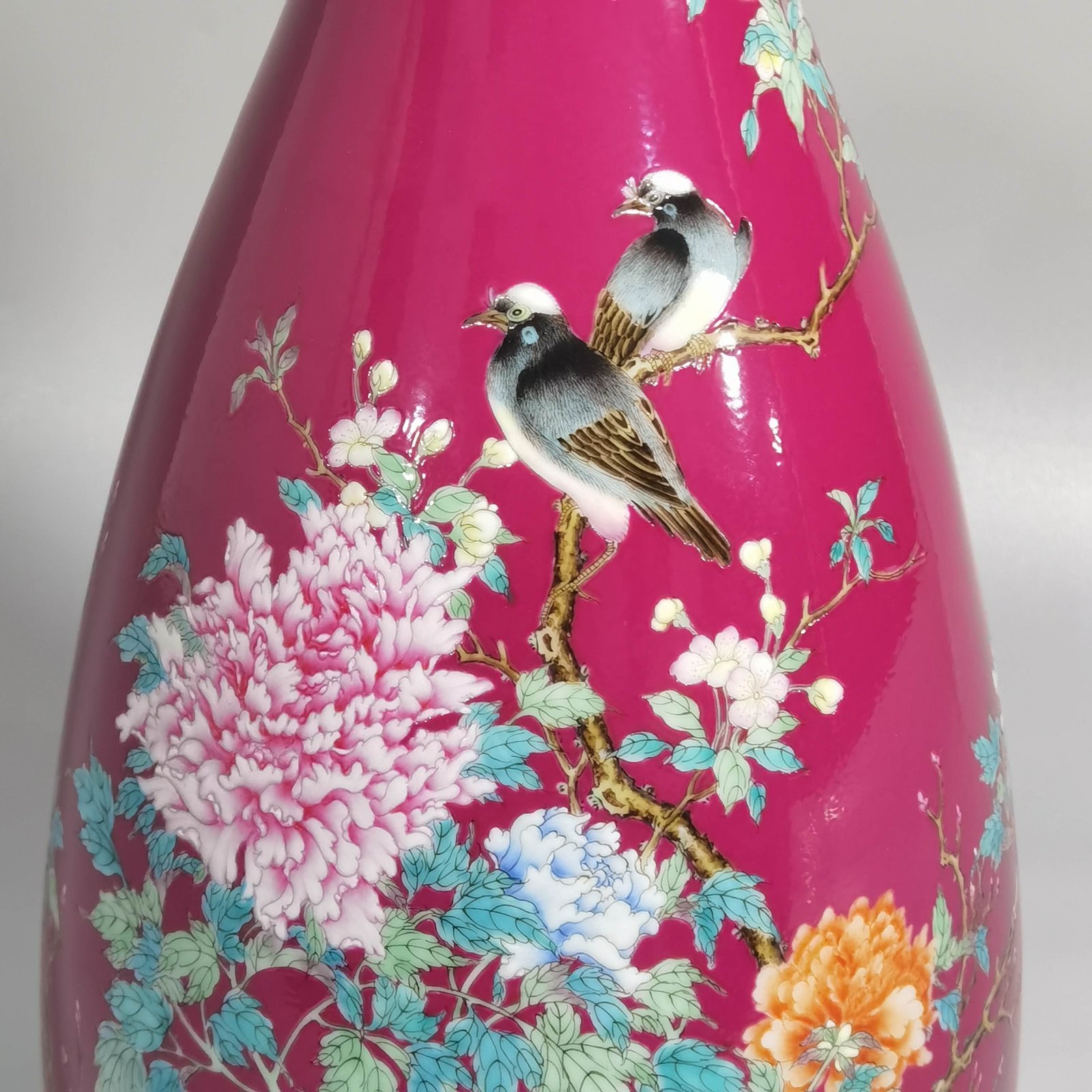 Qing Dynasty Yongzheng rouge ground pastel flowers birds peonies three-legged flower arrangement