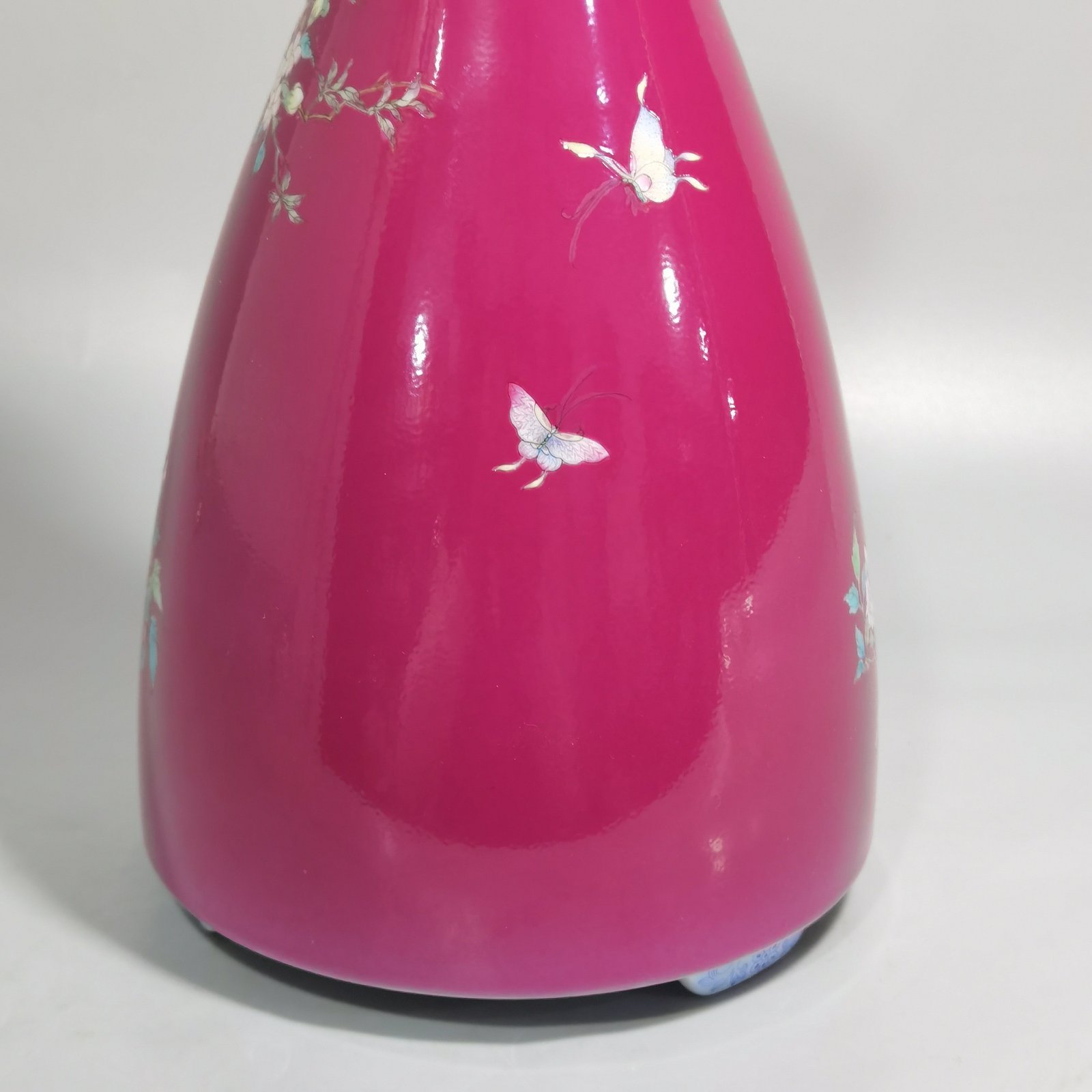 Qing Dynasty Yongzheng rouge ground pastel flowers birds peonies three-legged flower arrangement