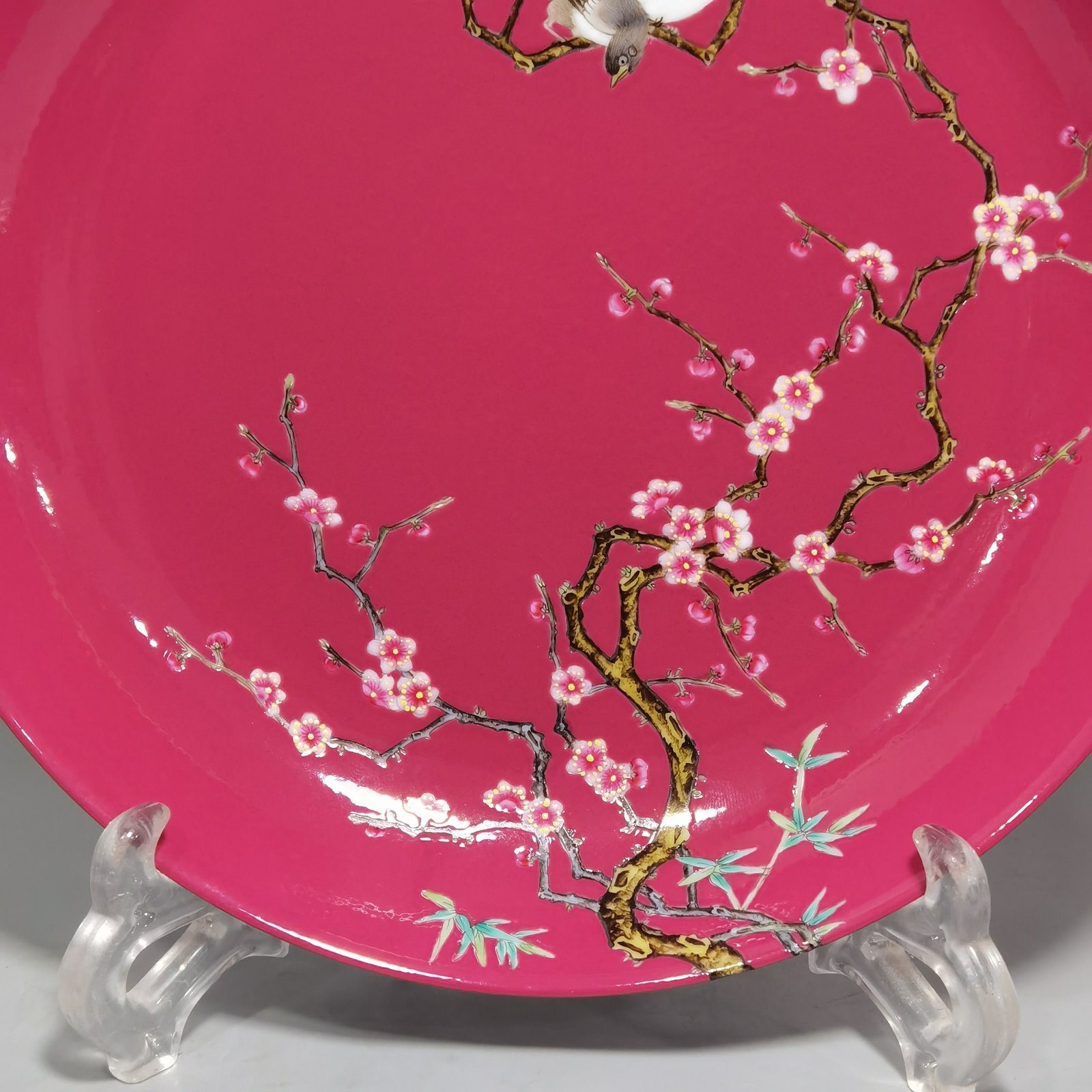 Qing Dynasty Yongzheng a pair of pink and pink magpies climbing plum blossoms plate