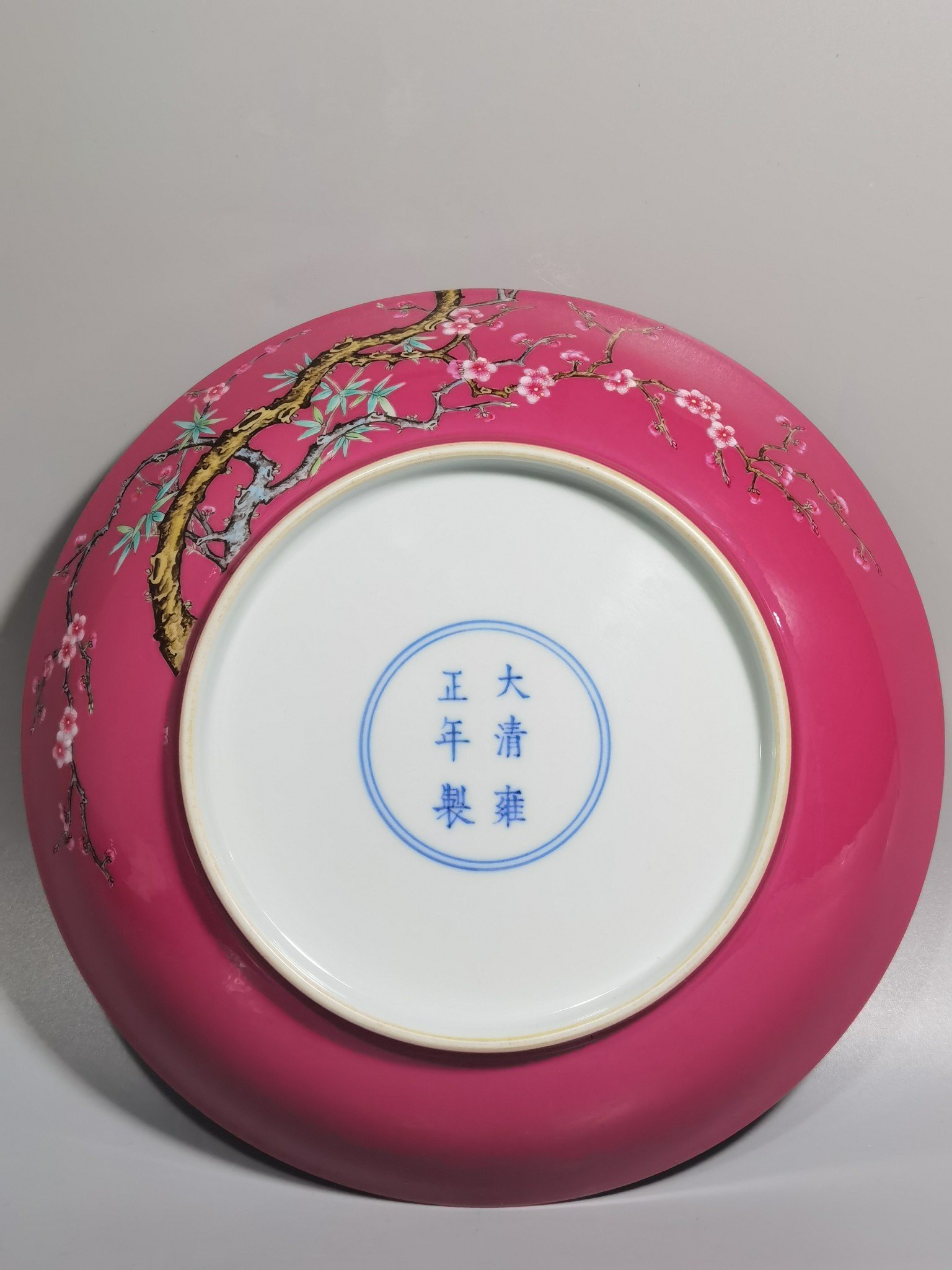 Qing Dynasty Yongzheng a pair of pink and pink magpies climbing plum blossoms plate
