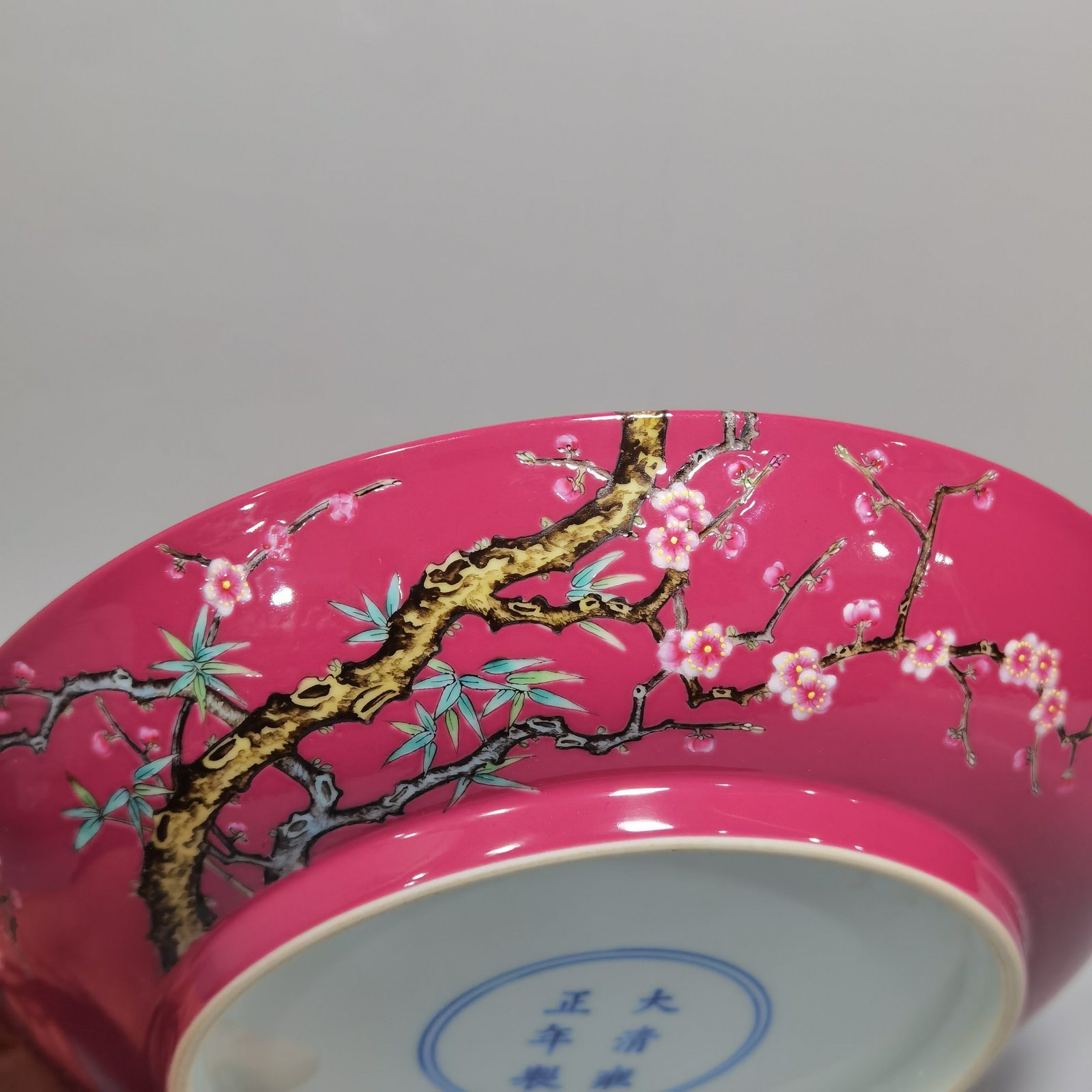 Qing Dynasty Yongzheng a pair of pink and pink magpies climbing plum blossoms plate