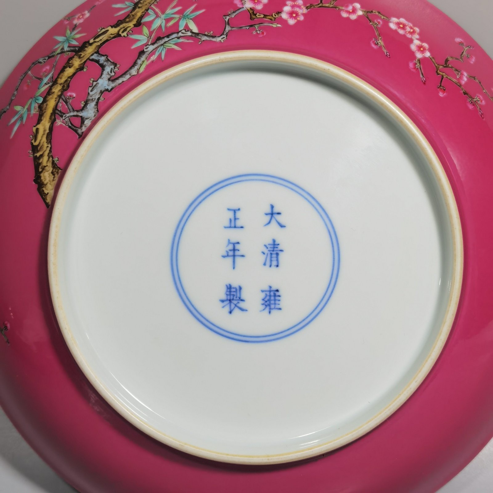 Qing Dynasty Yongzheng a pair of pink and pink magpies climbing plum blossoms plate