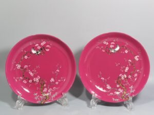 Qing Dynasty Yongzheng a pair of pink and pink magpies climbing plum blossoms on a rouge ground