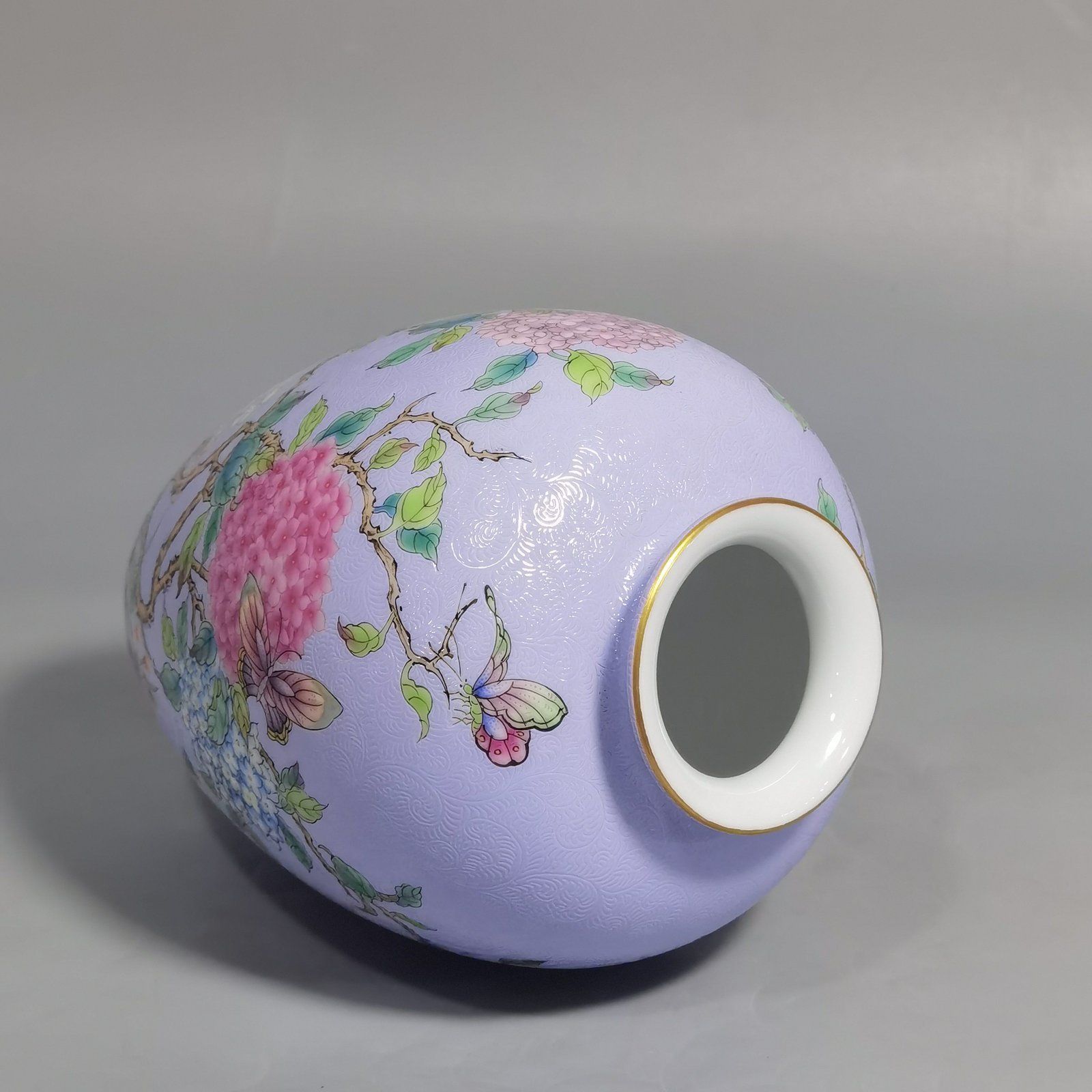 Qing Dynasty Yongzheng rolled pastel hydrangea flower lantern vase