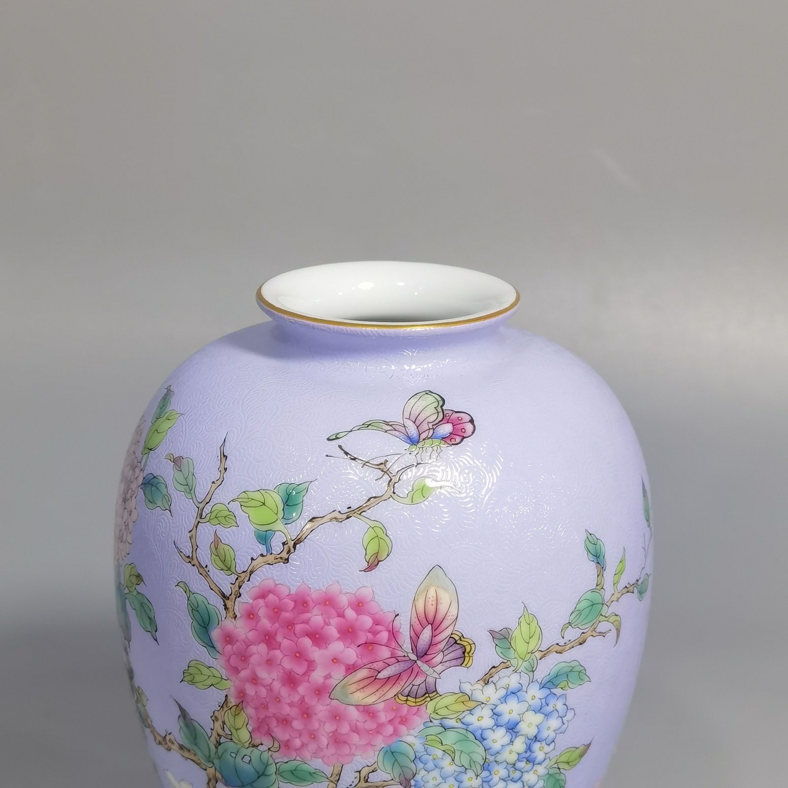 Qing Dynasty Yongzheng rolled pastel hydrangea flower lantern vase