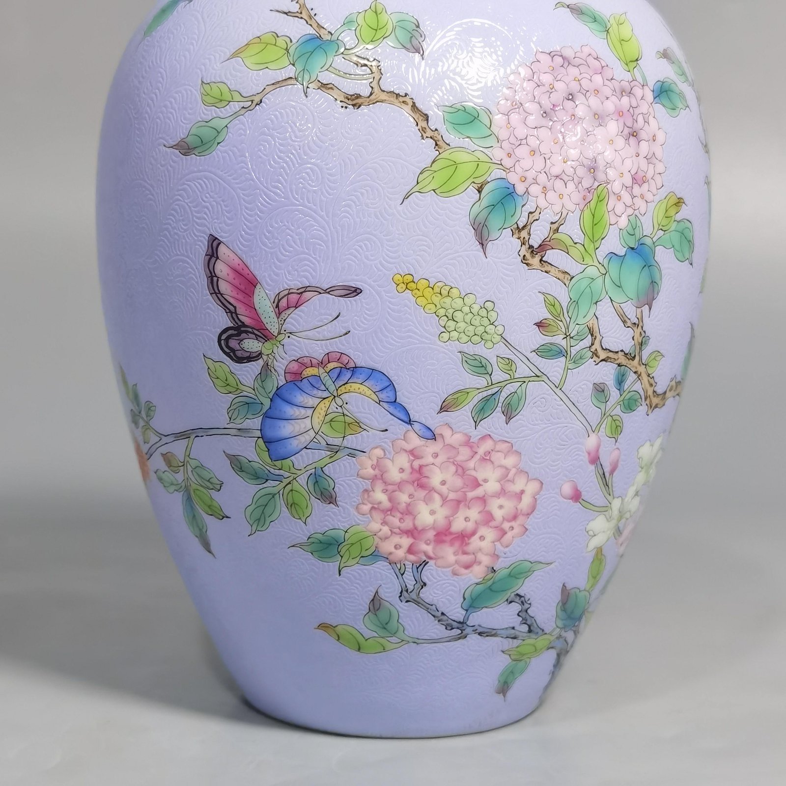 Qing Dynasty Yongzheng rolled pastel hydrangea flower lantern vase