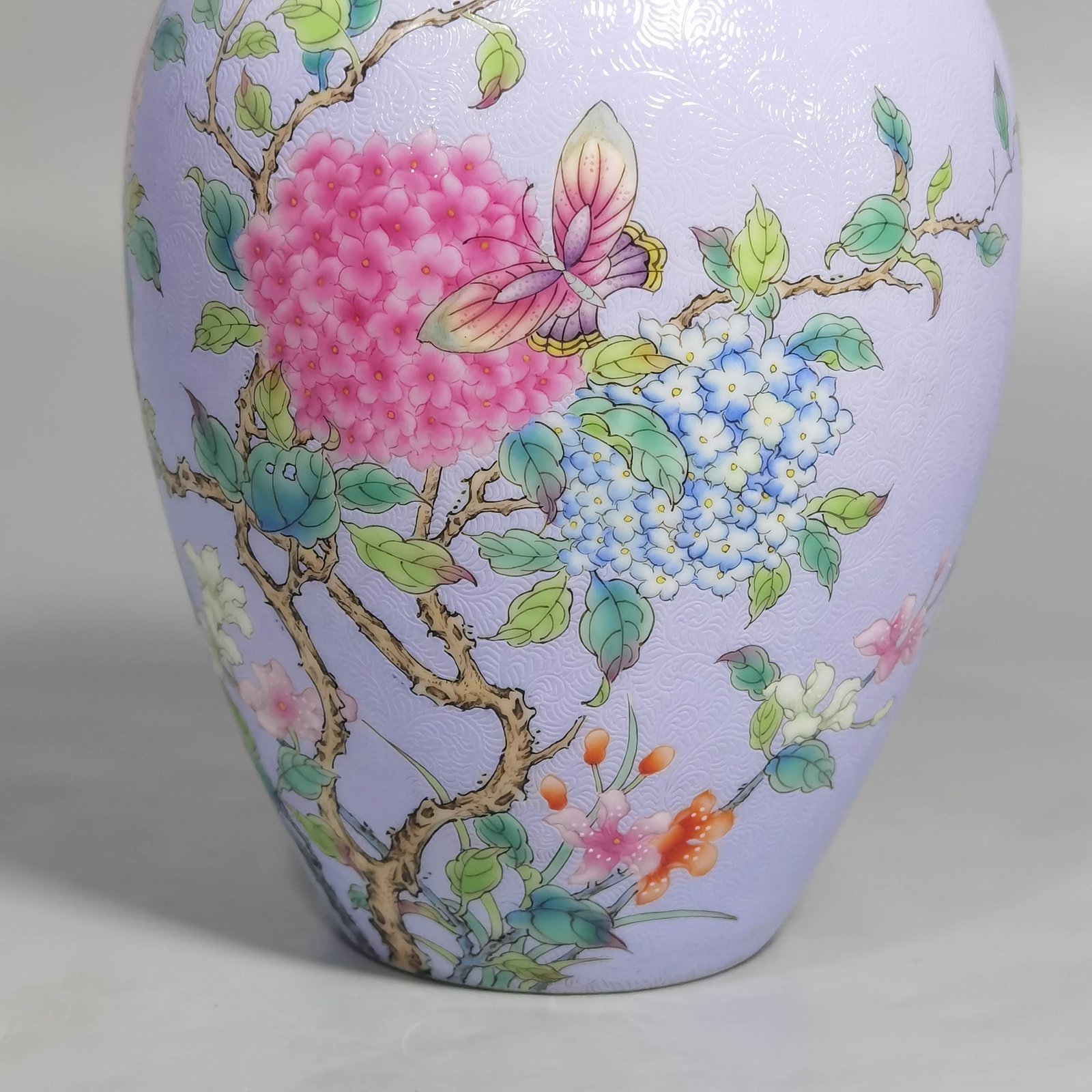 Qing Dynasty Yongzheng rolled pastel hydrangea flower lantern vase