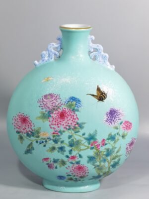 Qing Dynasty Yongzheng rolled famille rose chrysanthemum butterfly pattern amphorae flat vase