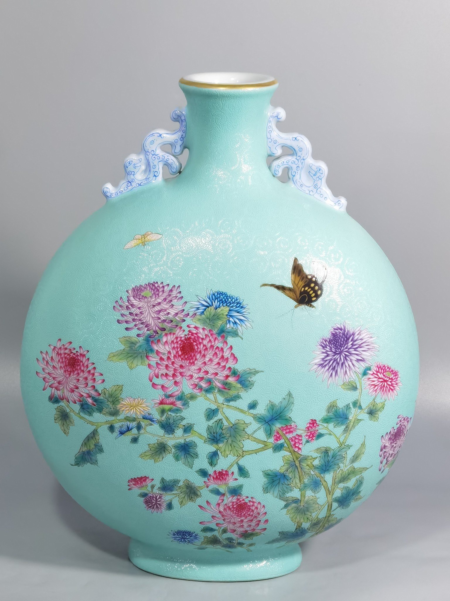 Qing Dynasty Yongzheng rolled famille rose chrysanthemum butterfly pattern amphorae flat vase