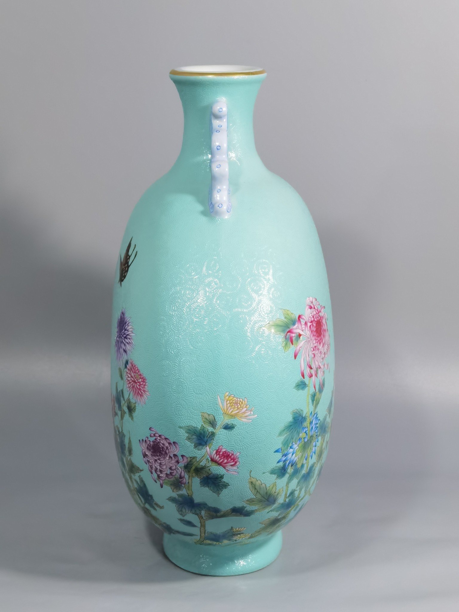 Qing Dynasty Yongzheng rolled famille rose chrysanthemum butterfly pattern amphorae flat vase