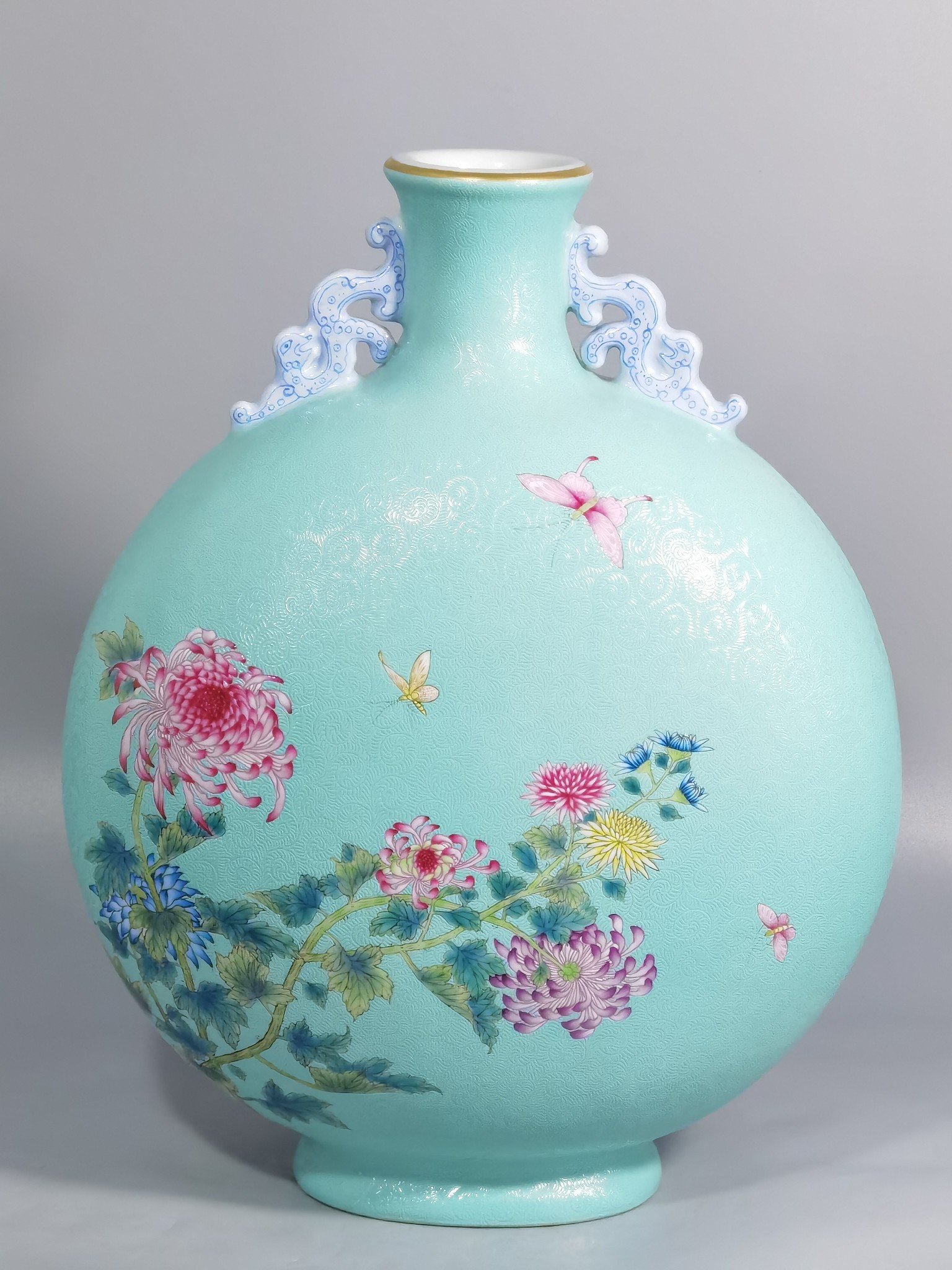 Qing Dynasty Yongzheng rolled famille rose chrysanthemum butterfly pattern amphorae flat vase