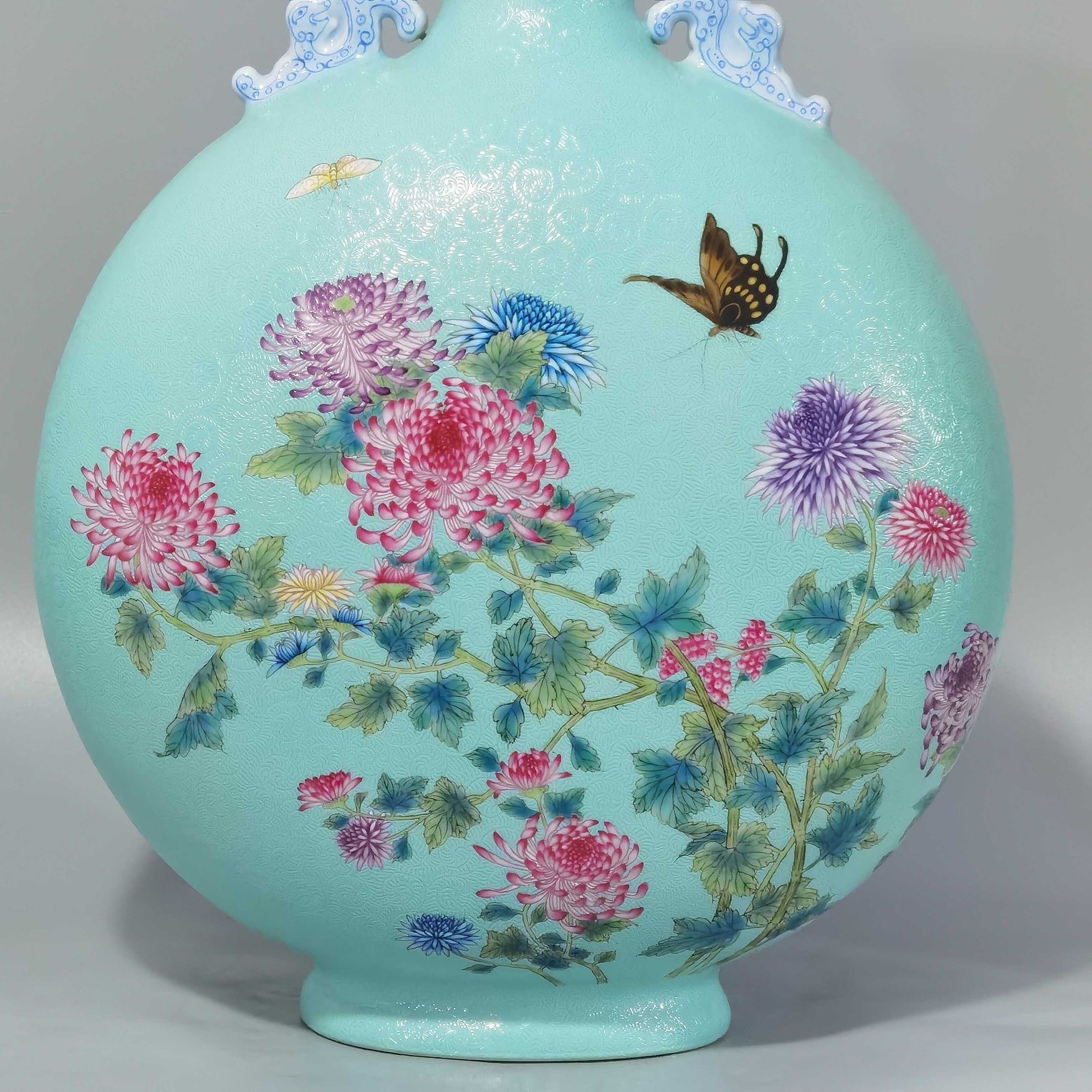 Qing Dynasty Yongzheng rolled famille rose chrysanthemum butterfly pattern amphorae flat vase