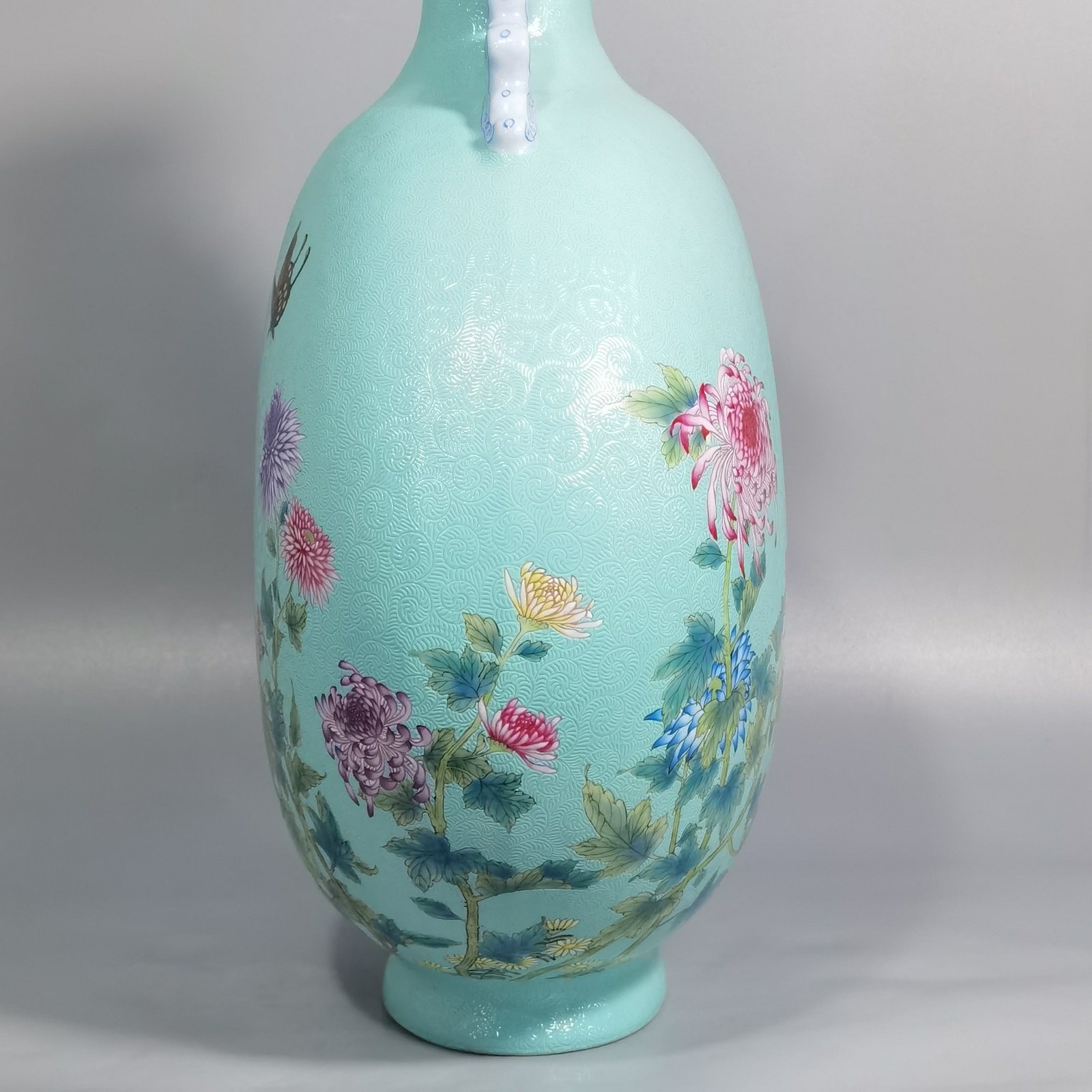 Qing Dynasty Yongzheng rolled famille rose chrysanthemum butterfly pattern amphorae flat vase