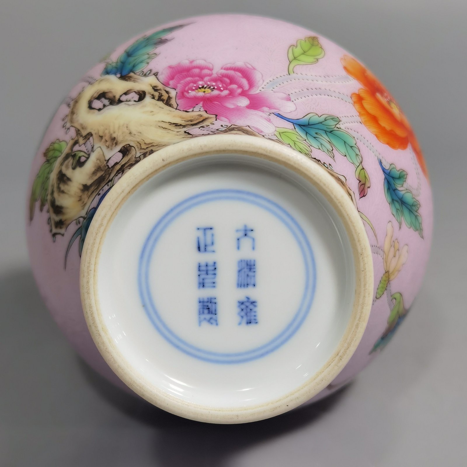 Qing Dynasty Yongzheng Rolled famille rose poppy vase