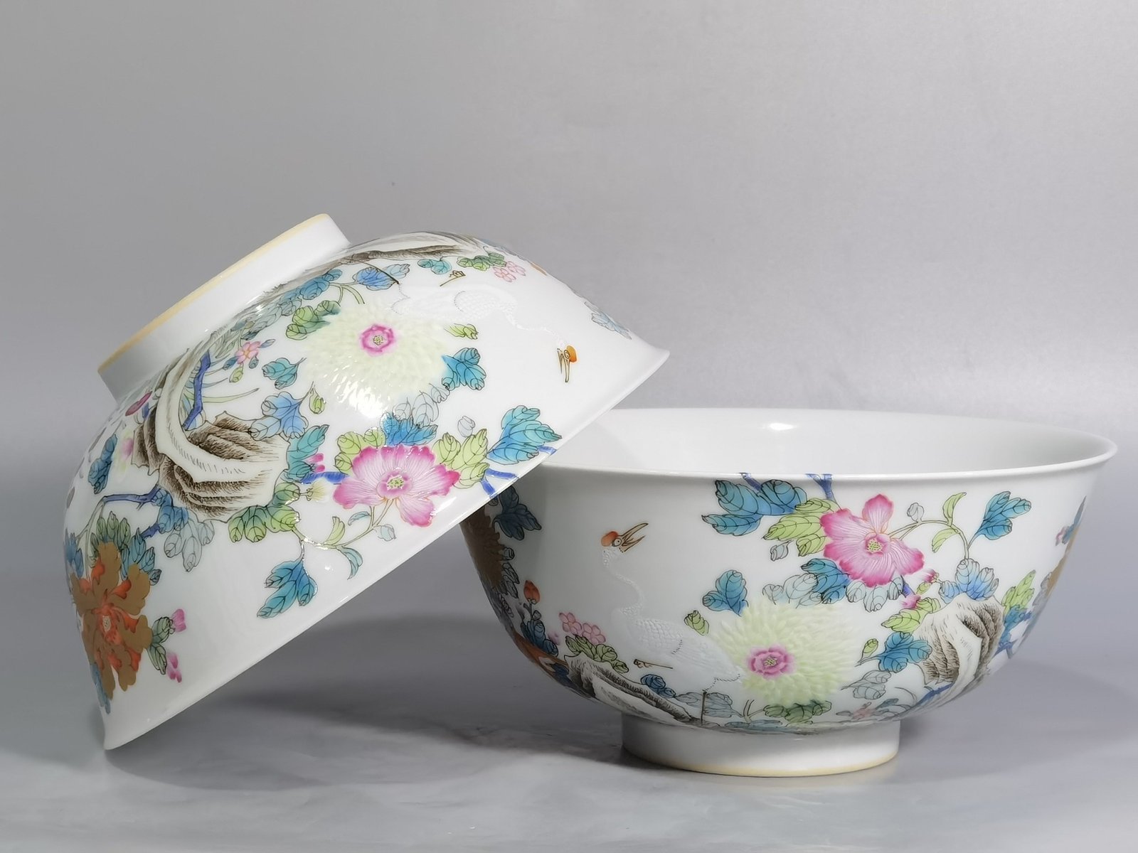 Qing Dynasty Yongzheng A pair of pastel-colored crane and flower bowls