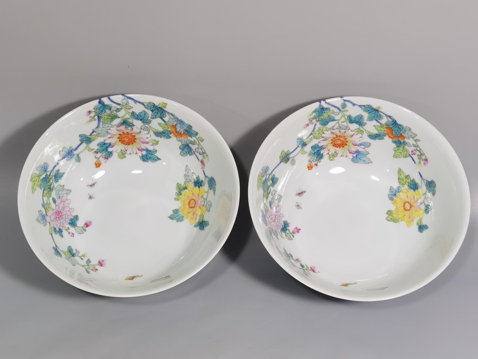 Qing Dynasty Yongzheng A pair of pastel-colored crane and flower bowls