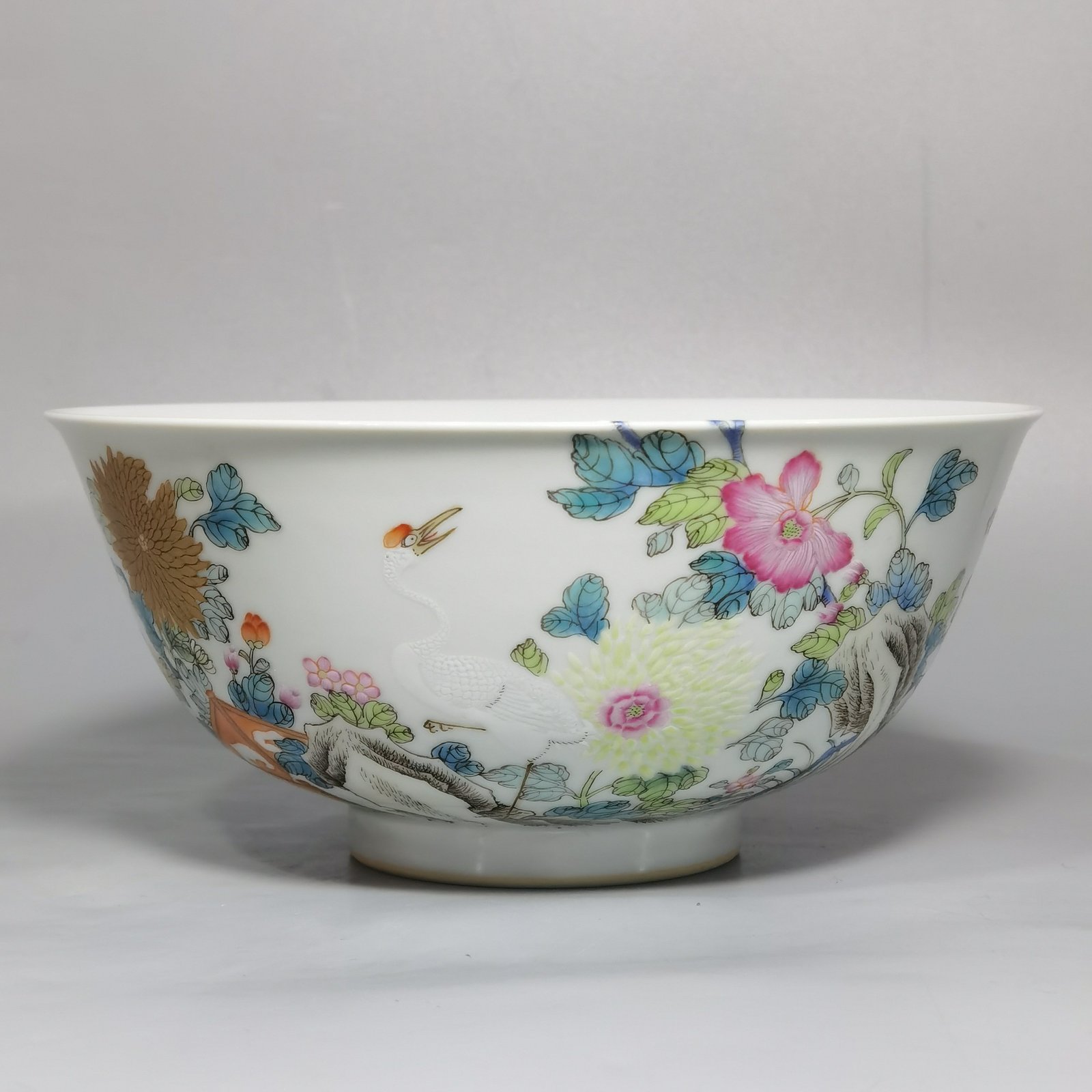 Qing Dynasty Yongzheng A pair of pastel-colored crane and flower bowls