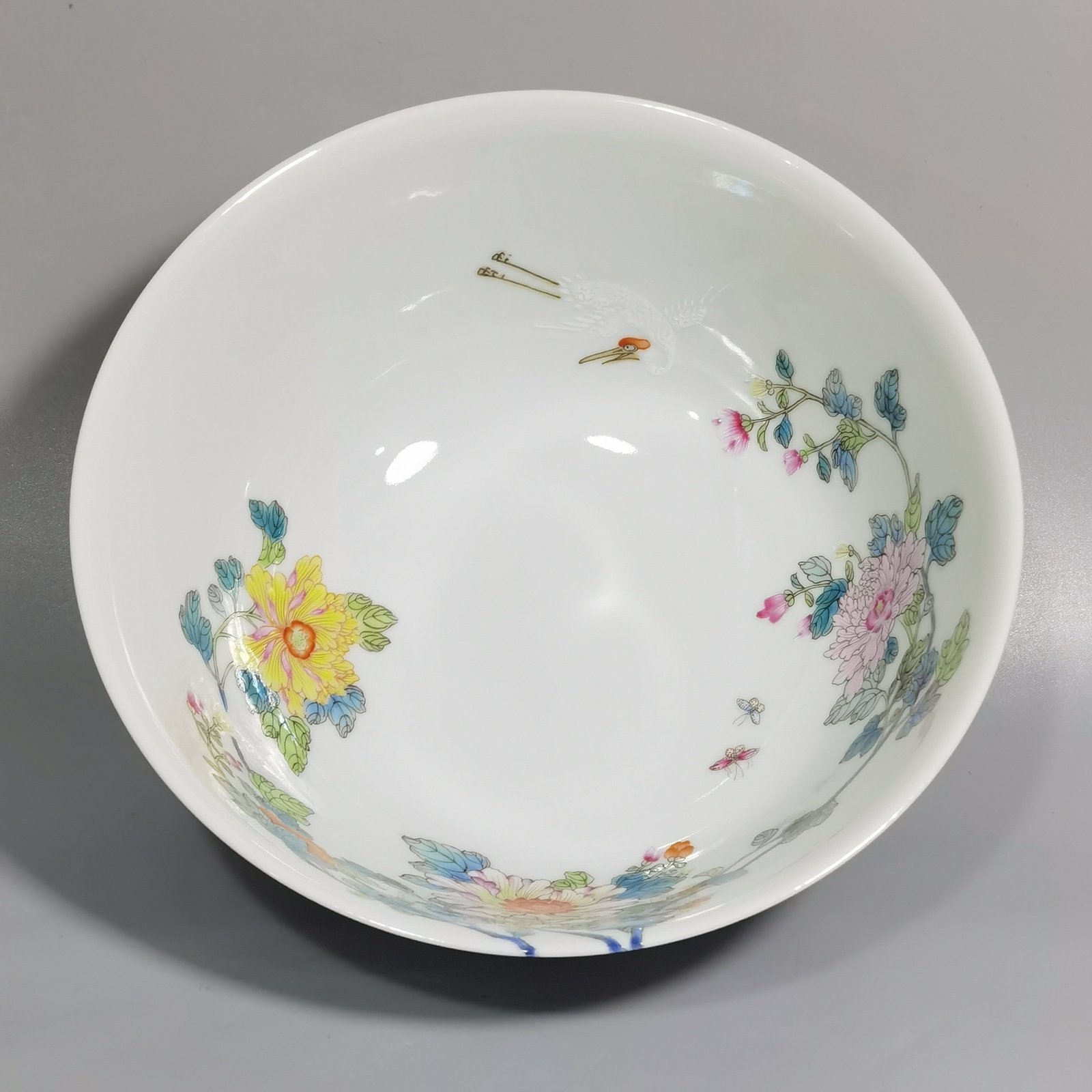 Qing Dynasty Yongzheng A pair of pastel-colored crane and flower bowls
