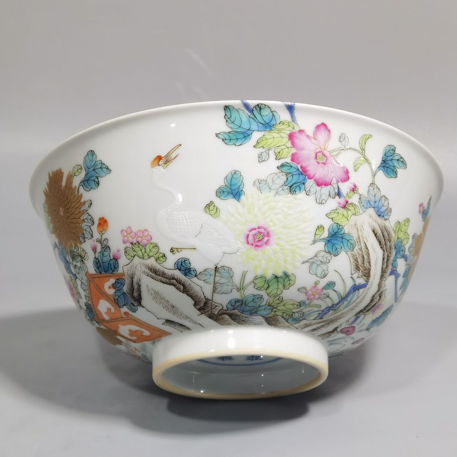 Qing Dynasty Yongzheng A pair of pastel-colored crane and flower bowls