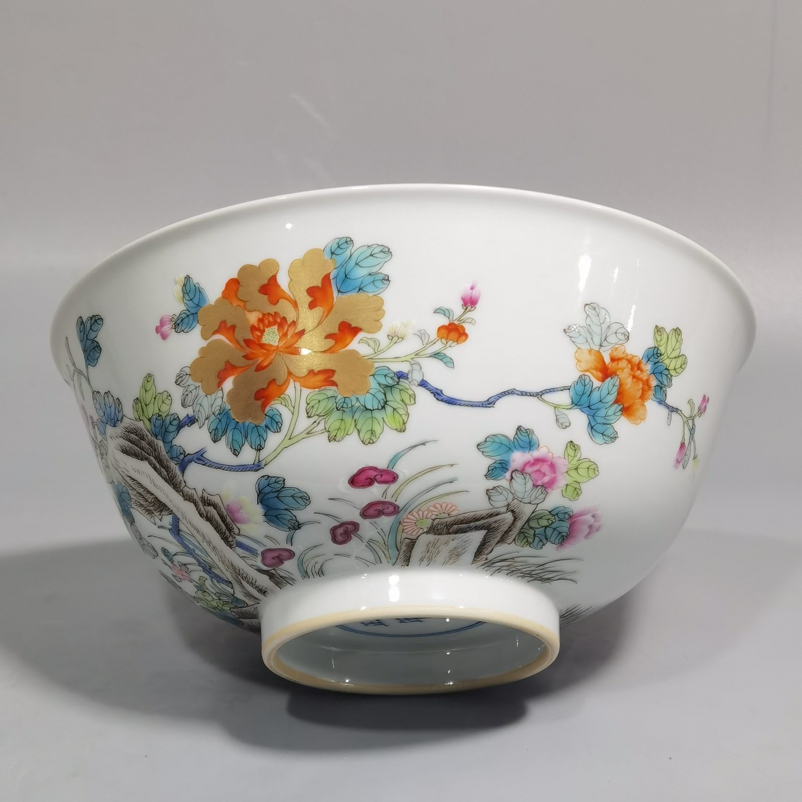 Qing Dynasty Yongzheng A pair of pastel-colored crane and flower bowls