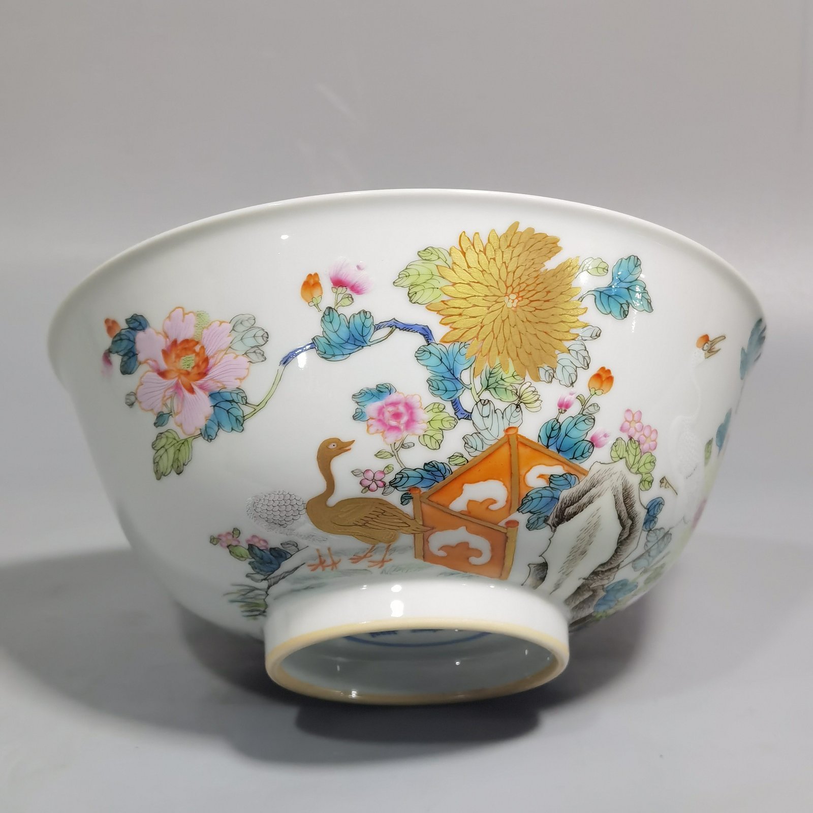 Qing Dynasty Yongzheng A pair of pastel-colored crane and flower bowls