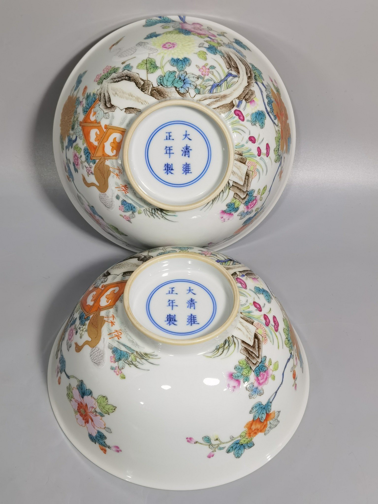 Qing Dynasty Yongzheng A pair of pastel-colored crane and flower bowls