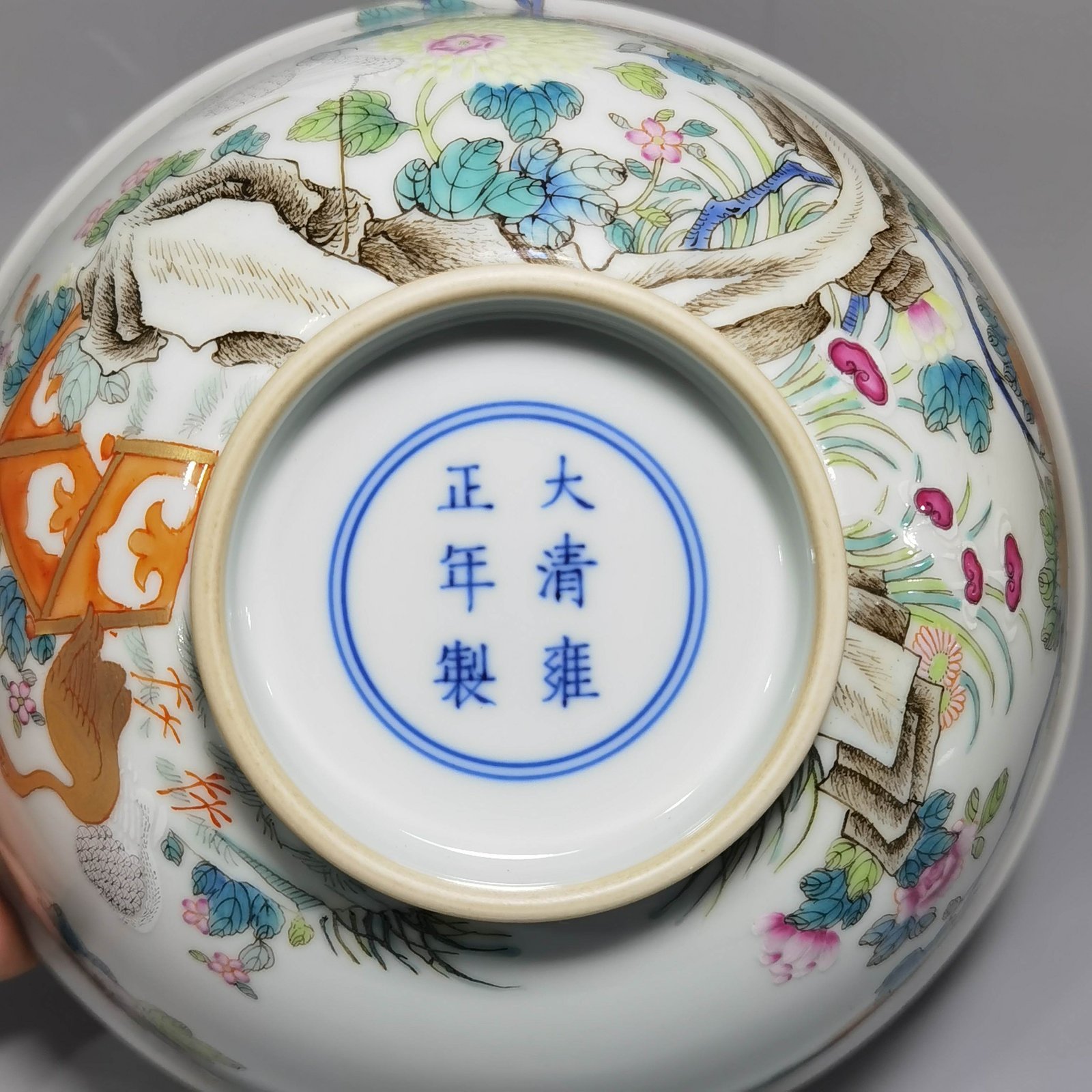 Qing Dynasty Yongzheng A pair of pastel-colored crane and flower bowls