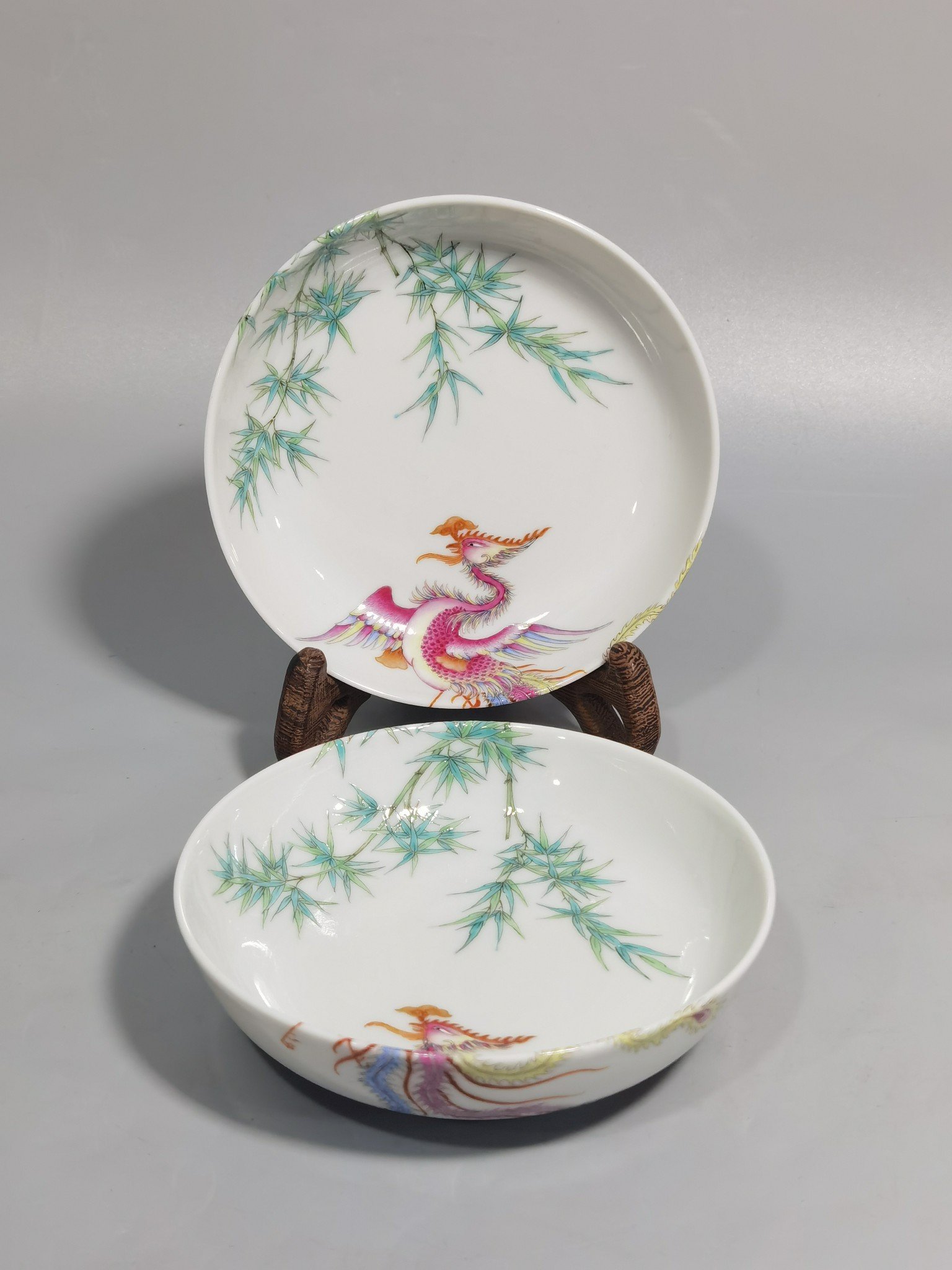 Qing Dynasty Yongzheng A pair of small platters with pastel-colored double phoenixes and green bamboo
