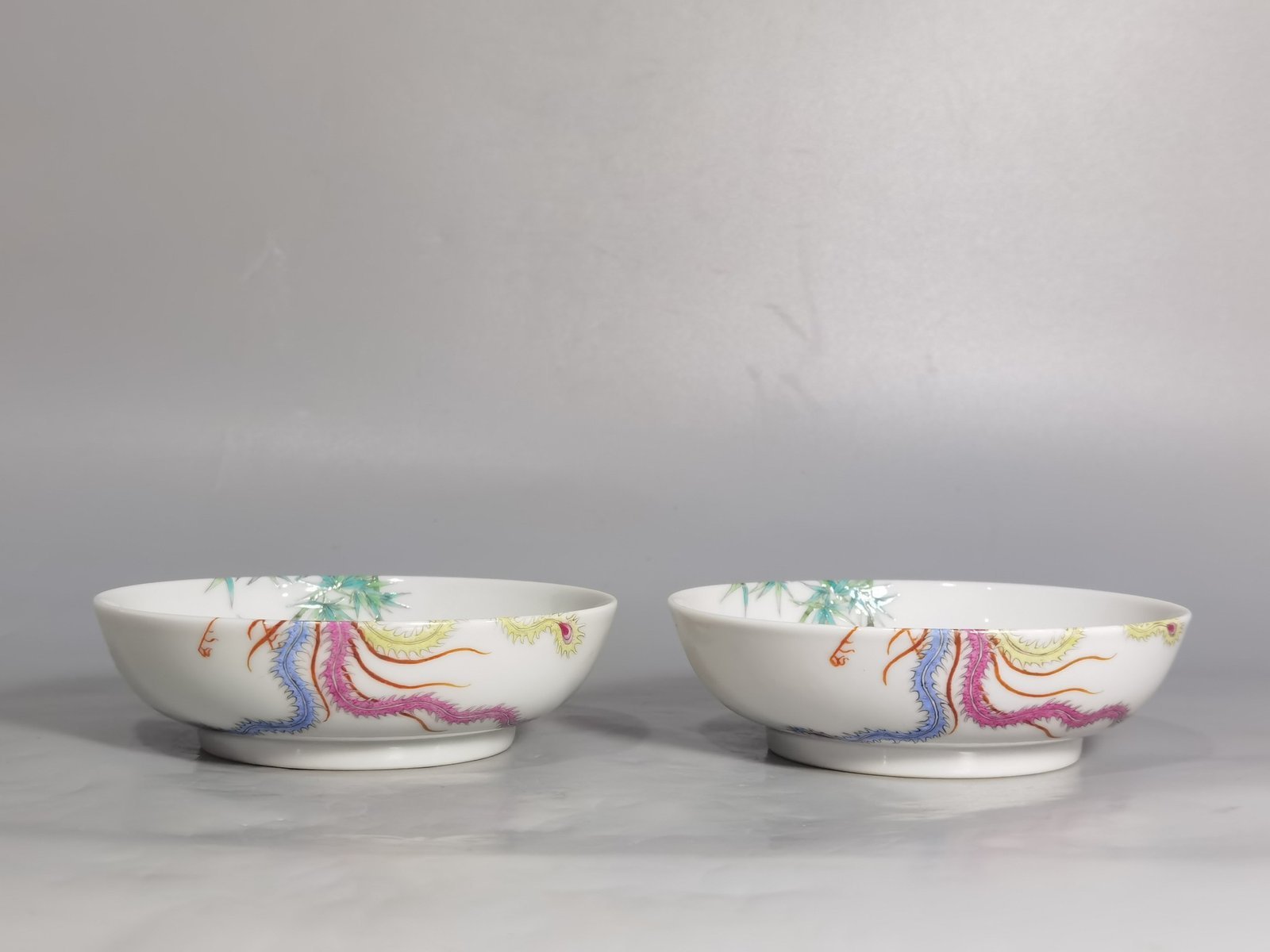 Qing Dynasty Yongzheng A pair of small platters with pastel-colored double phoenixes and green bamboo