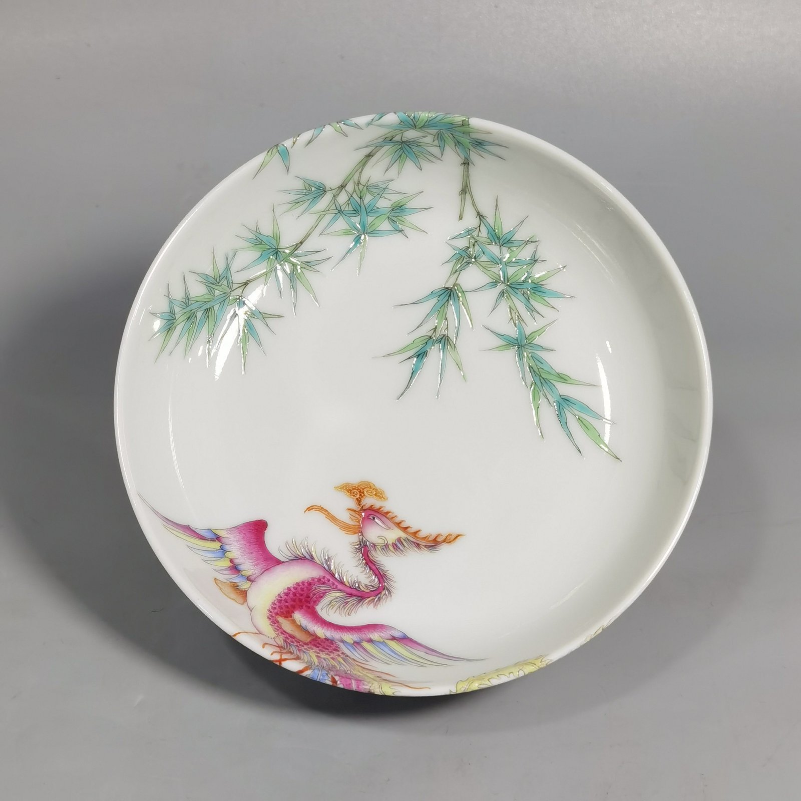 Qing Dynasty Yongzheng A pair of small platters with pastel-colored double phoenixes and green bamboo