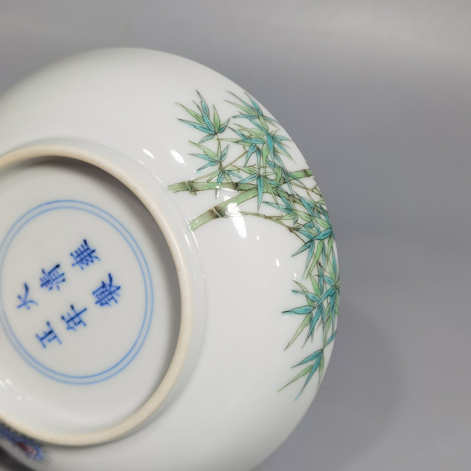 Qing Dynasty Yongzheng A pair of small platters with pastel-colored double phoenixes and green bamboo