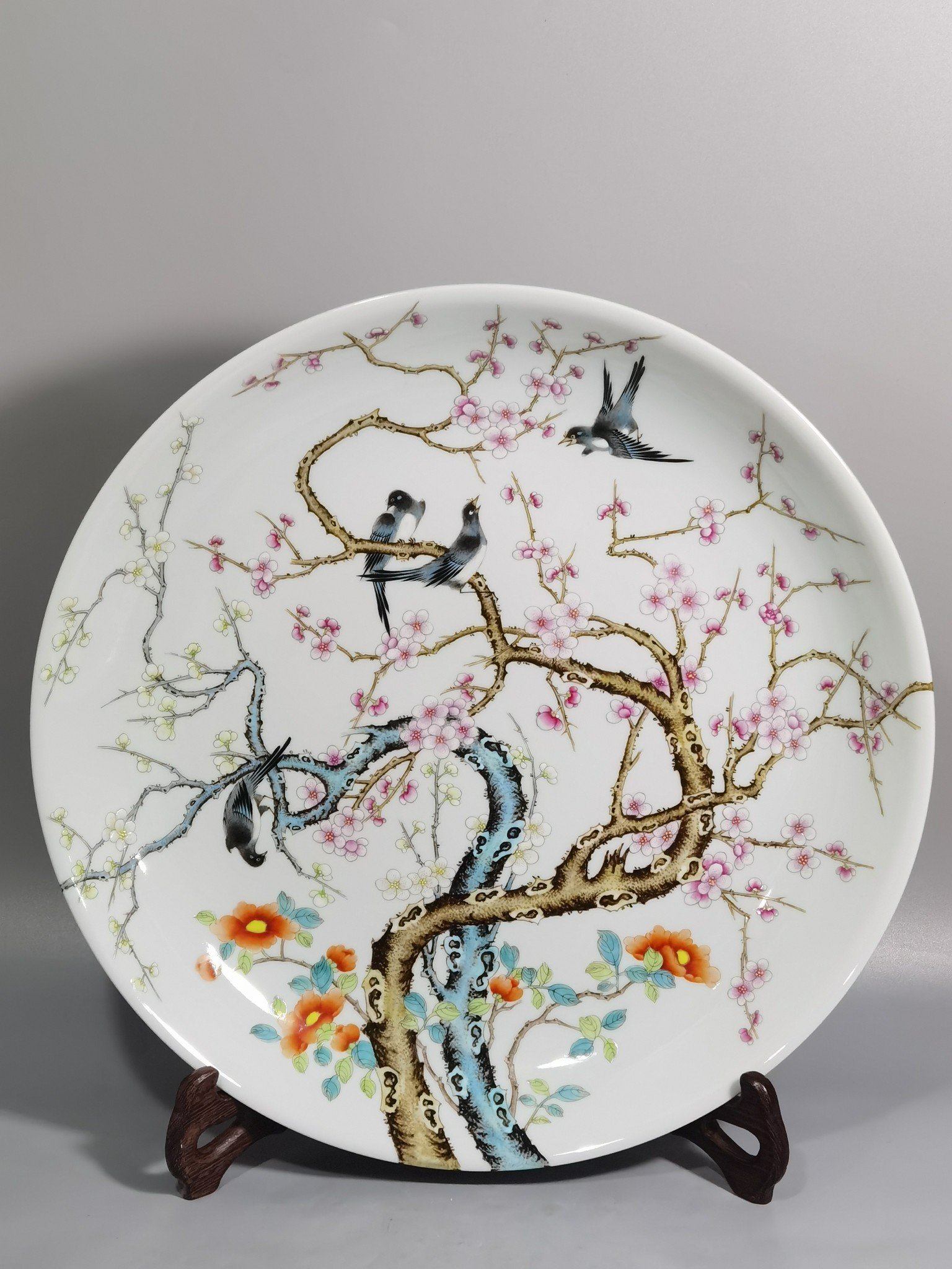 Qing Dynasty Yongzheng a large pastel-colored magpie climbing a plum blossom plate