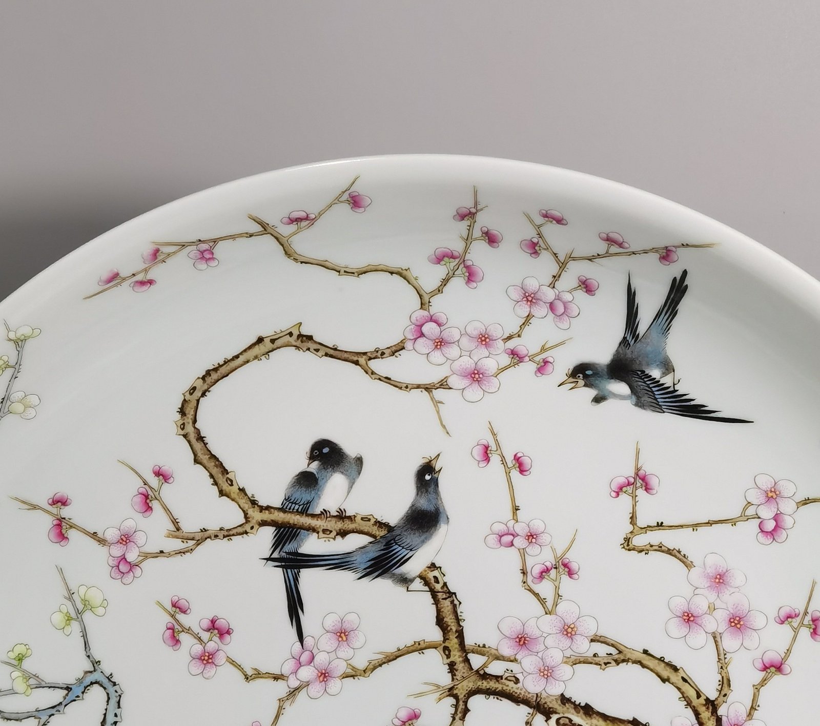 Qing Dynasty Yongzheng a large pastel-colored magpie climbing a plum blossom plate