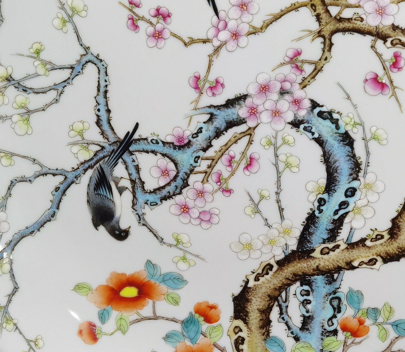 Qing Dynasty Yongzheng a large pastel-colored magpie climbing a plum blossom plate