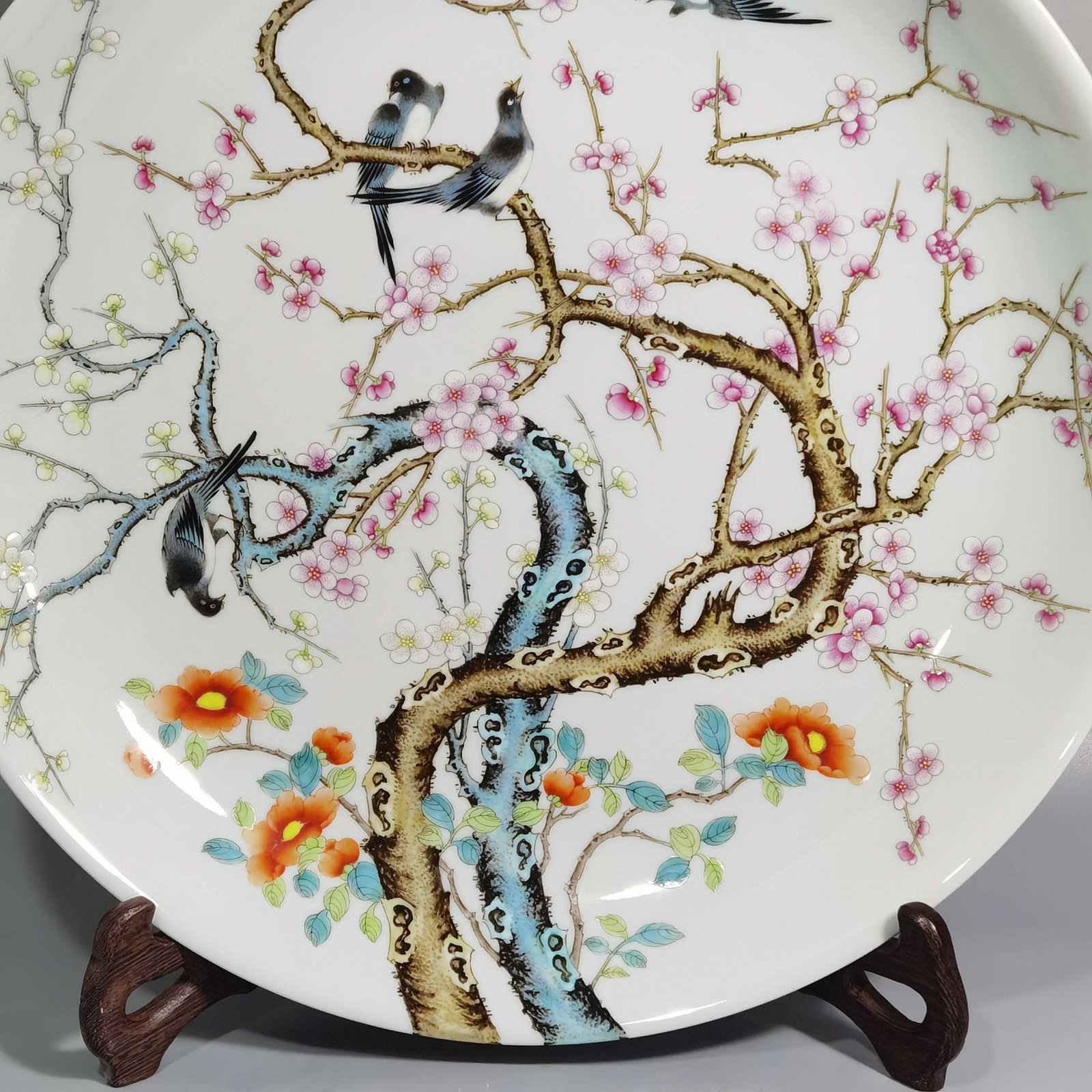 Qing Dynasty Yongzheng a large pastel-colored magpie climbing a plum blossom plate
