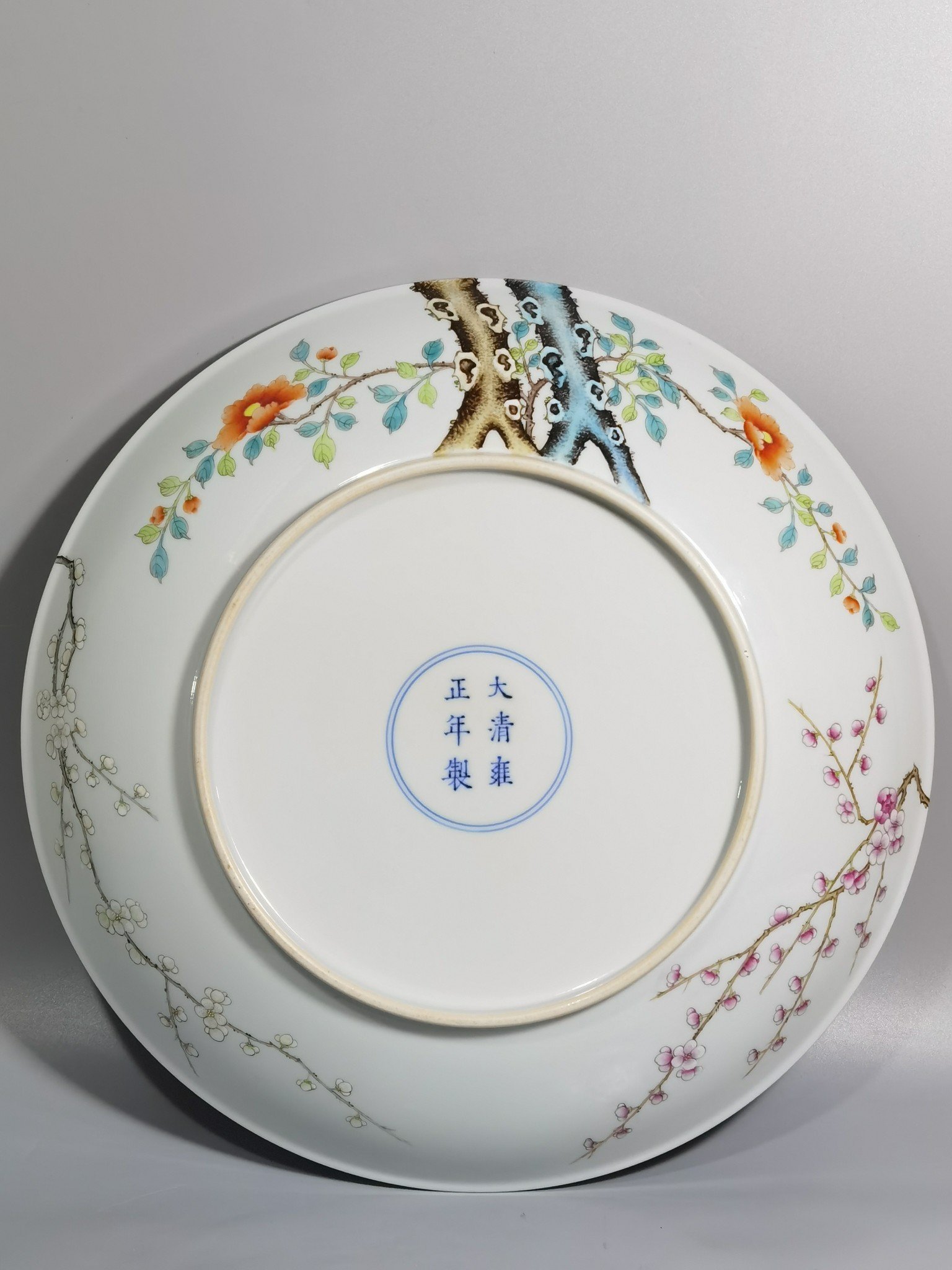 Qing Dynasty Yongzheng a large pastel-colored magpie climbing a plum blossom plate