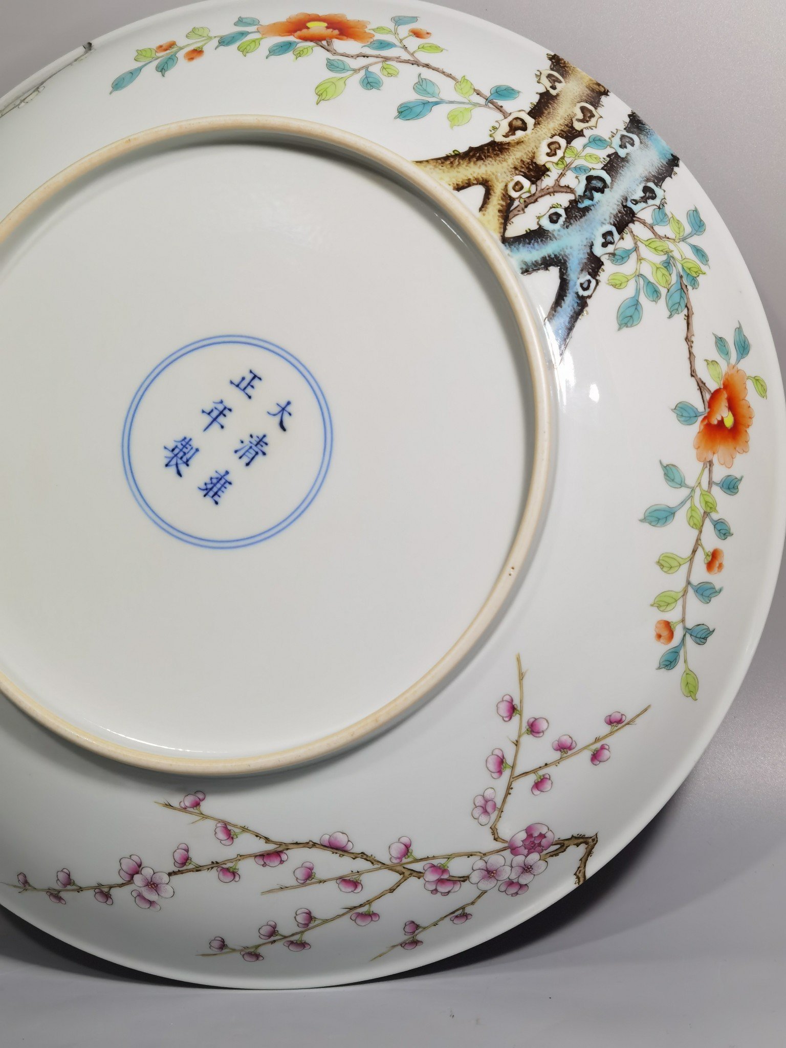Qing Dynasty Yongzheng a large pastel-colored magpie climbing a plum blossom plate