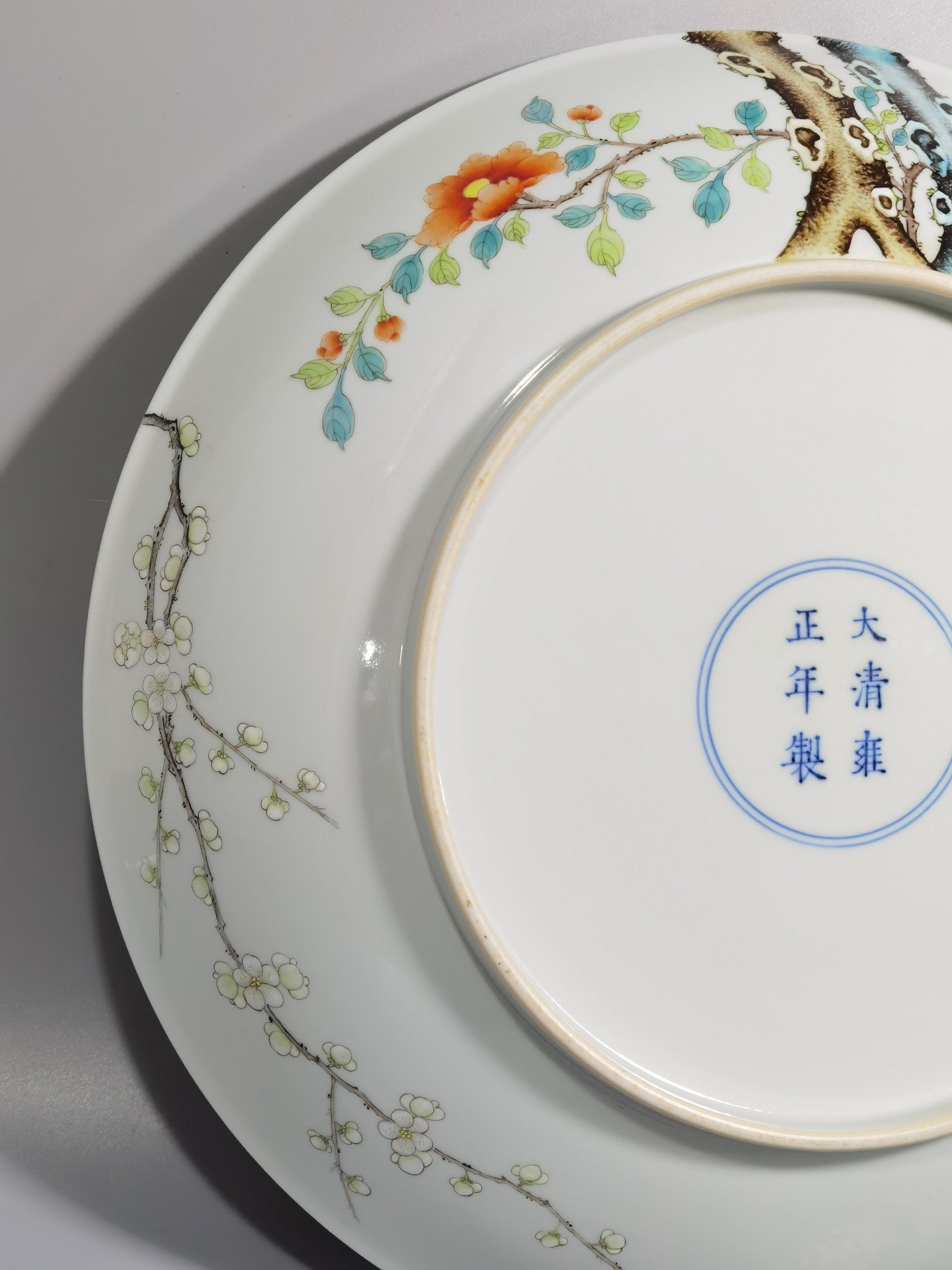 Qing Dynasty Yongzheng a large pastel-colored magpie climbing a plum blossom plate