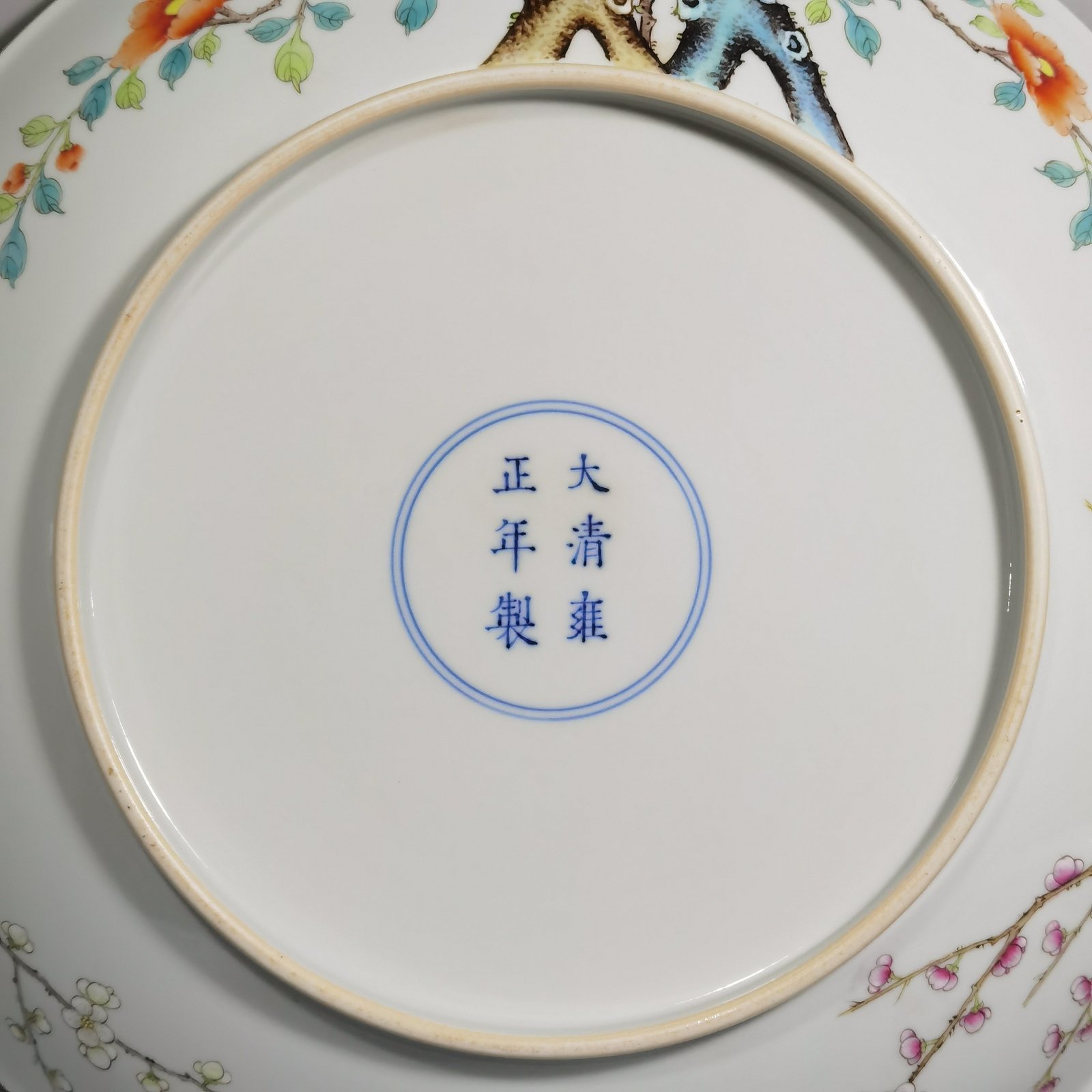Qing Dynasty Yongzheng a large pastel-colored magpie climbing a plum blossom plate