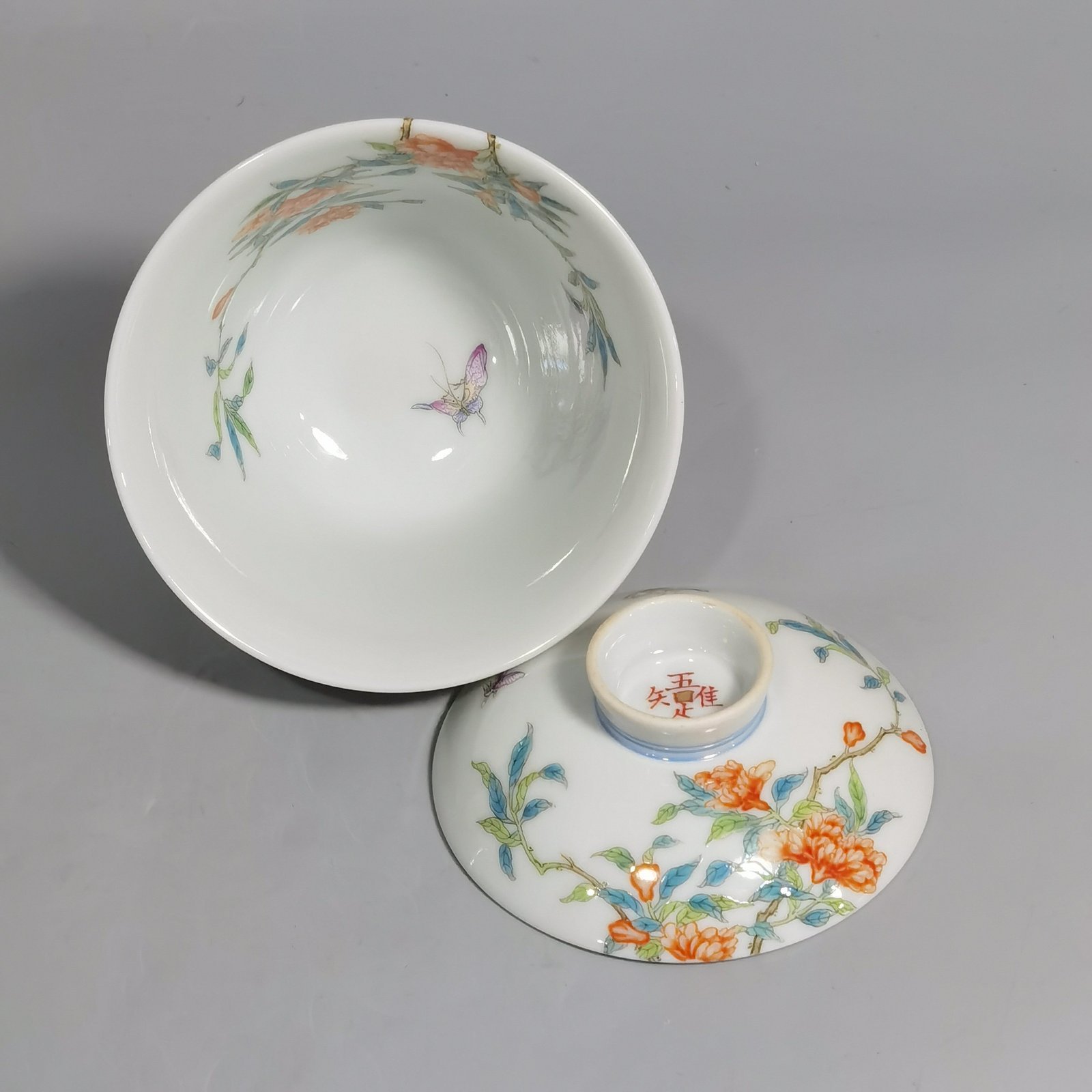 Qing Dynasty Yongzheng A pair of over-branch pastel pomegranate flower tureens